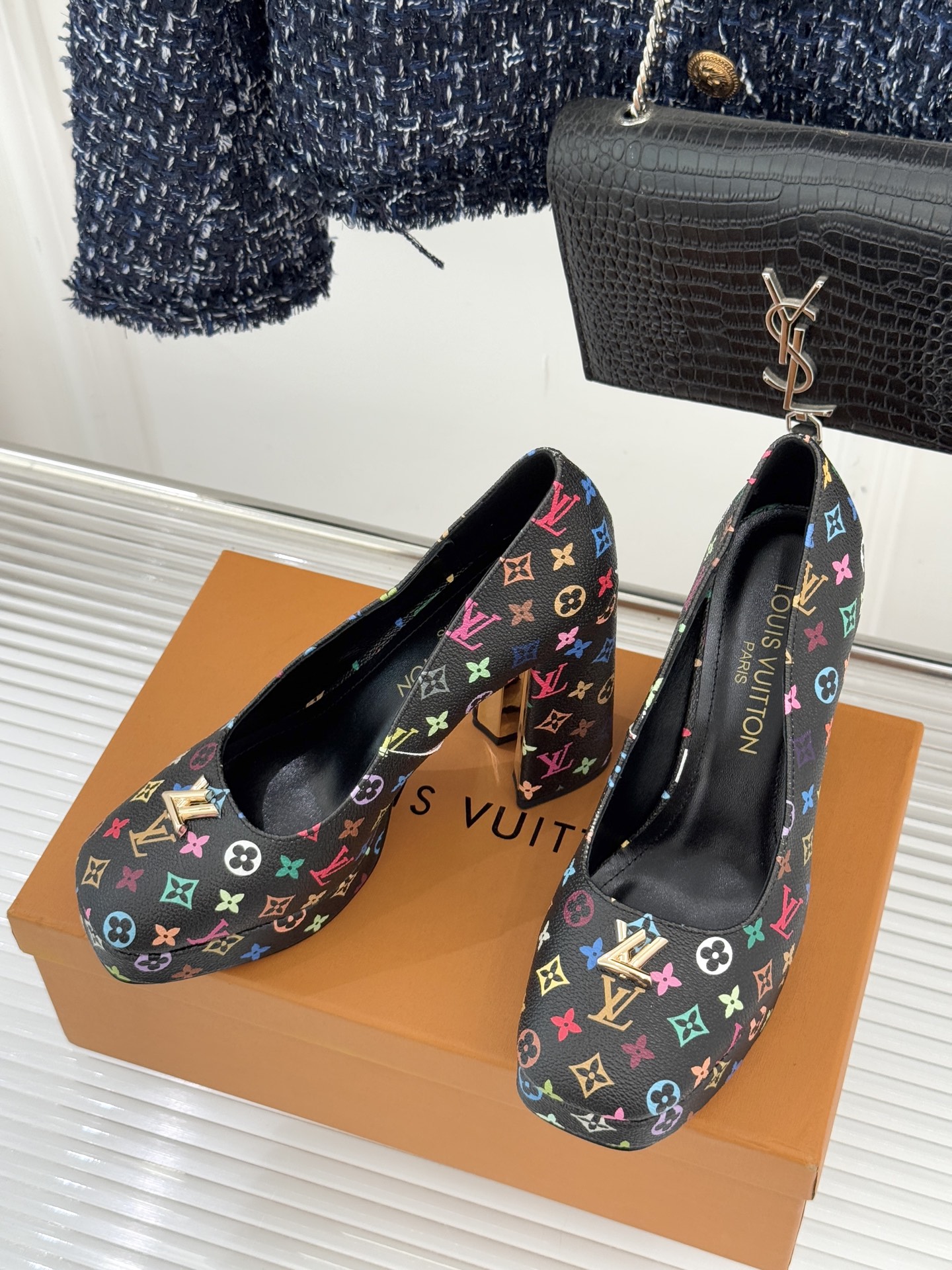 L*V驴家26WF春夏新品复古老花金属扣防水台粗跟高跟鞋当经典老花邂逅2026春夏潮流这款高跟凉鞋自带奢