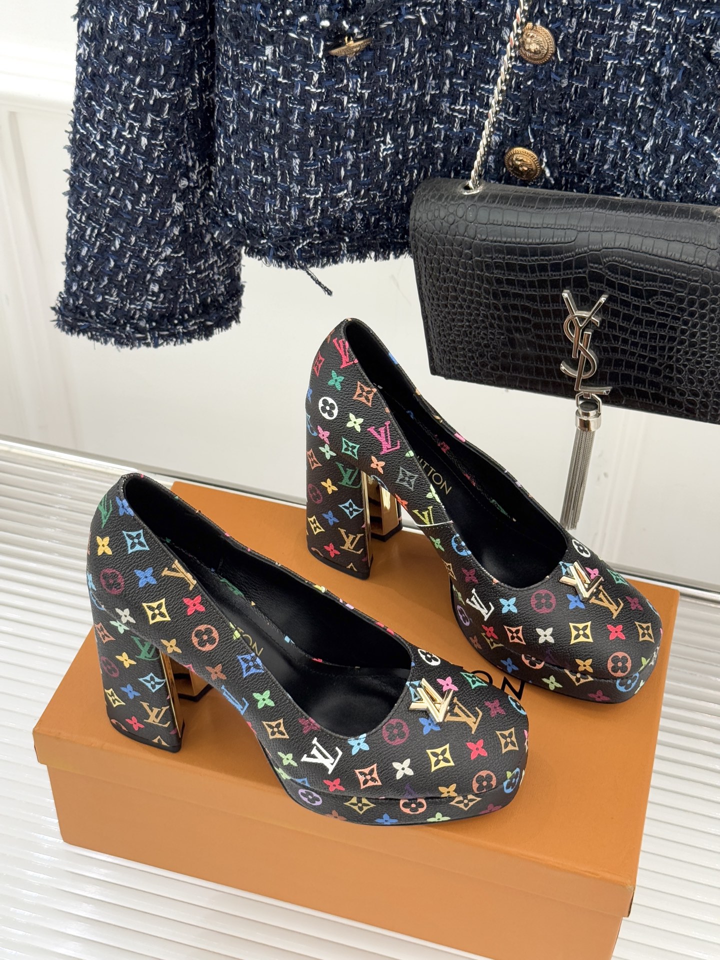 L*V驴家26WF春夏新品复古老花金属扣防水台粗跟高跟鞋当经典老花邂逅2026春夏潮流这款高跟凉鞋自带奢