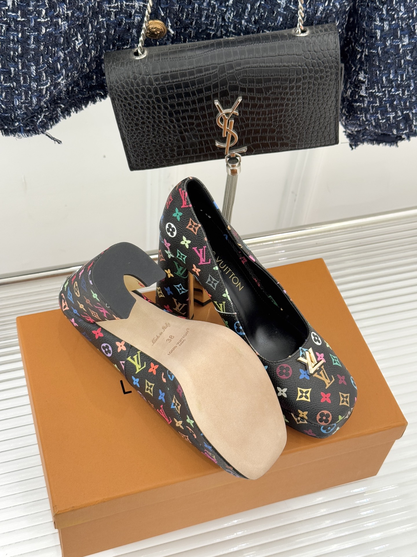 L*V驴家26WF春夏新品复古老花金属扣防水台粗跟高跟鞋当经典老花邂逅2026春夏潮流这款高跟凉鞋自带奢