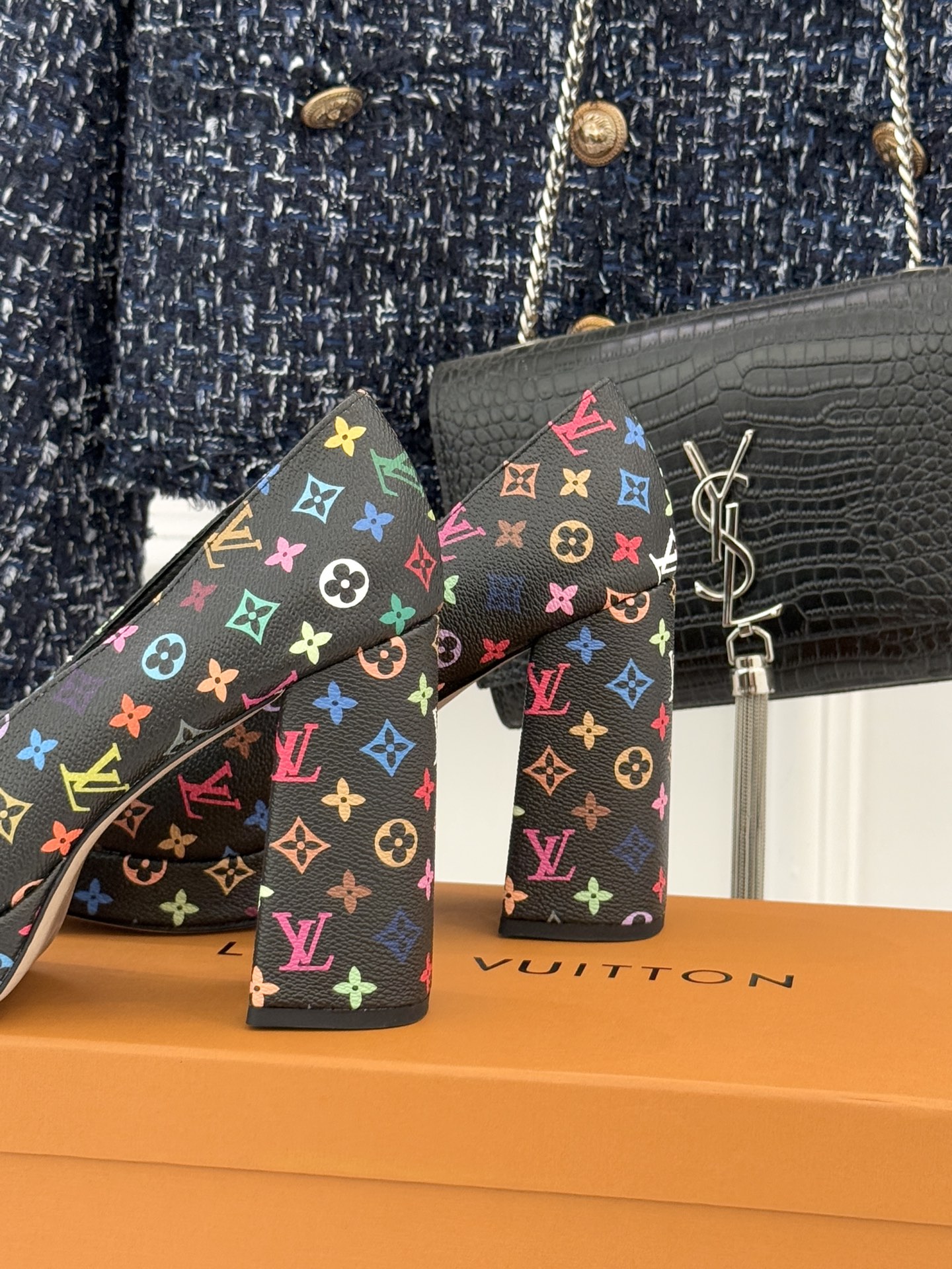 L*V驴家26WF春夏新品复古老花金属扣防水台粗跟高跟鞋当经典老花邂逅2026春夏潮流这款高跟凉鞋自带奢