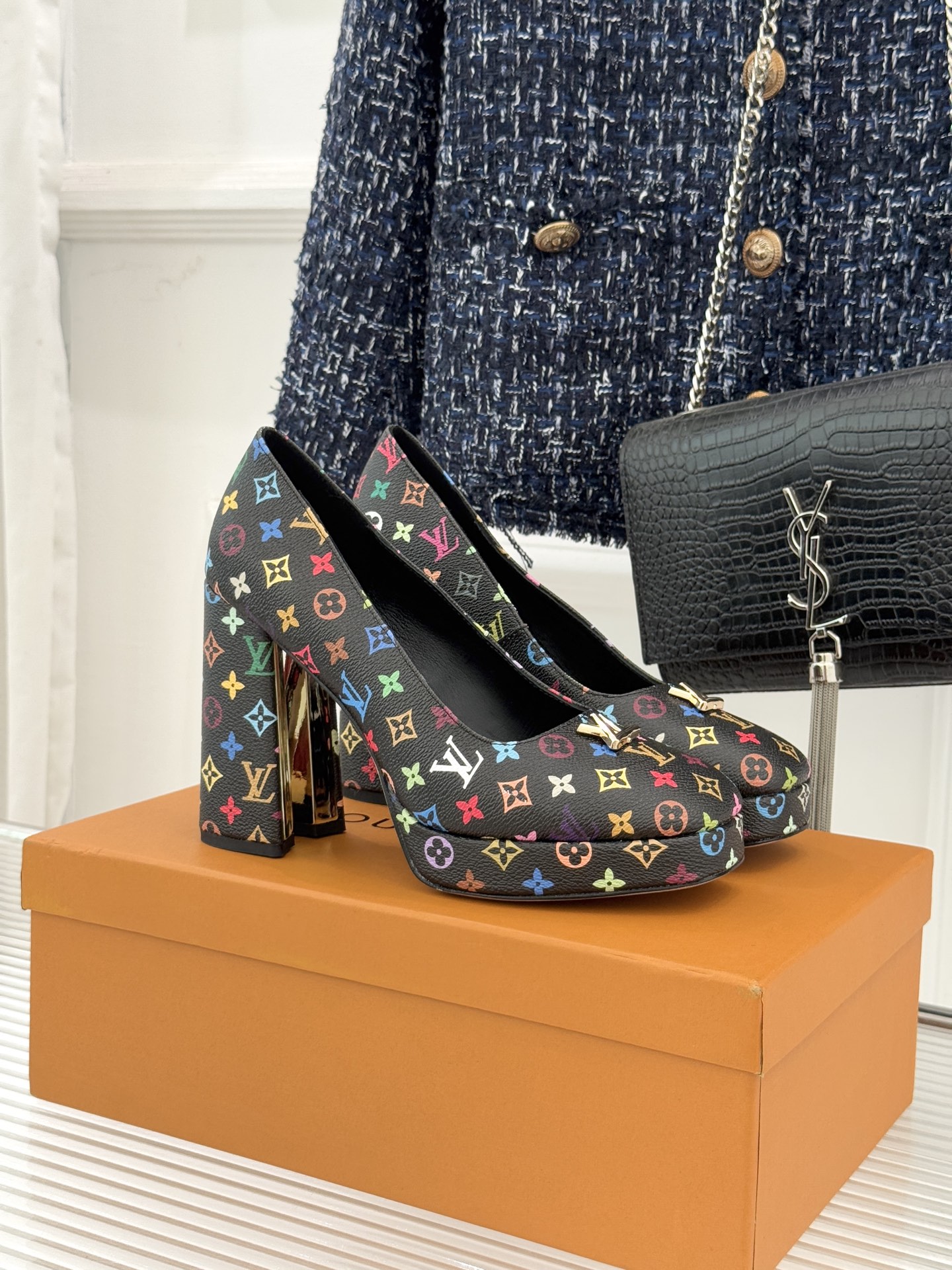 L*V驴家26WF春夏新品复古老花金属扣防水台粗跟高跟鞋当经典老花邂逅2026春夏潮流这款高跟凉鞋自带奢