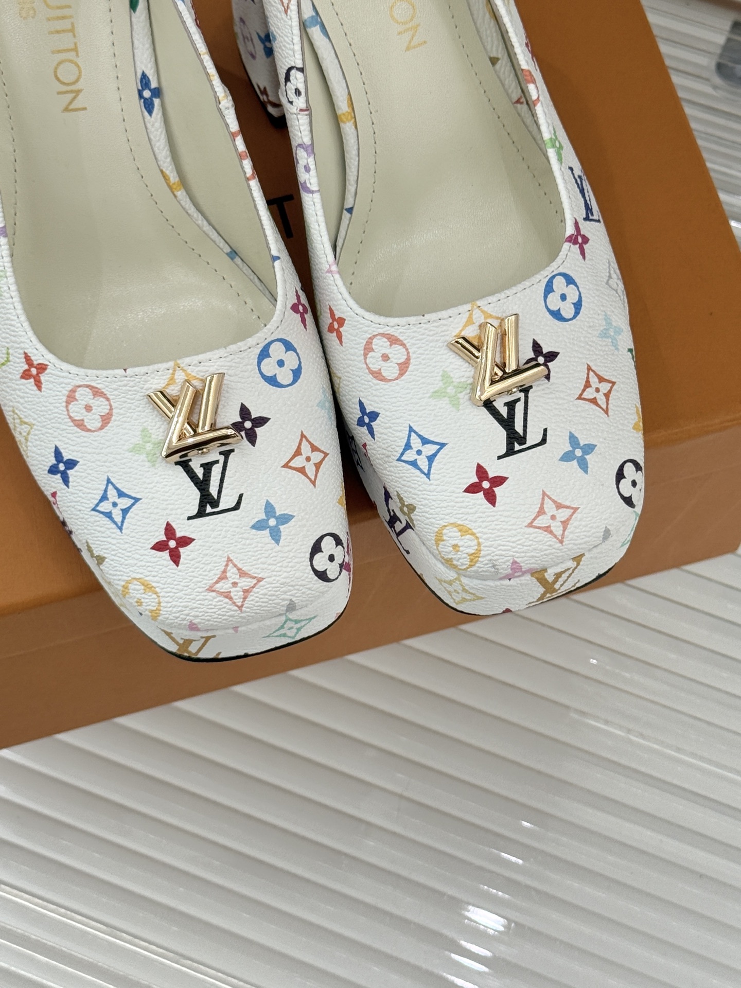 L*V驴家26WF春夏新品复古老花金属扣防水台粗跟高跟鞋当经典老花邂逅2026春夏潮流这款高跟凉鞋自带奢