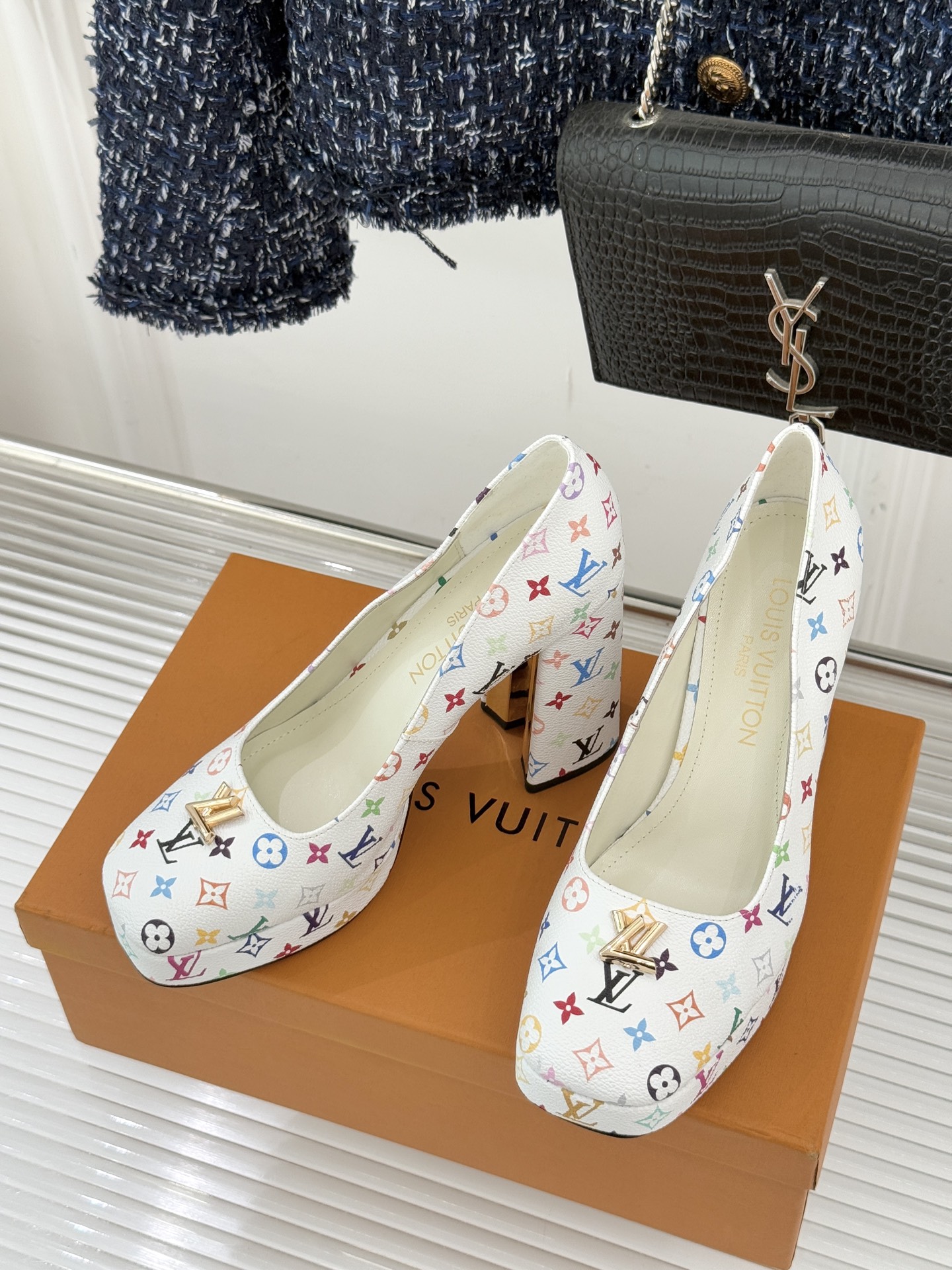 L*V驴家26WF春夏新品复古老花金属扣防水台粗跟高跟鞋当经典老花邂逅2026春夏潮流这款高跟凉鞋自带奢