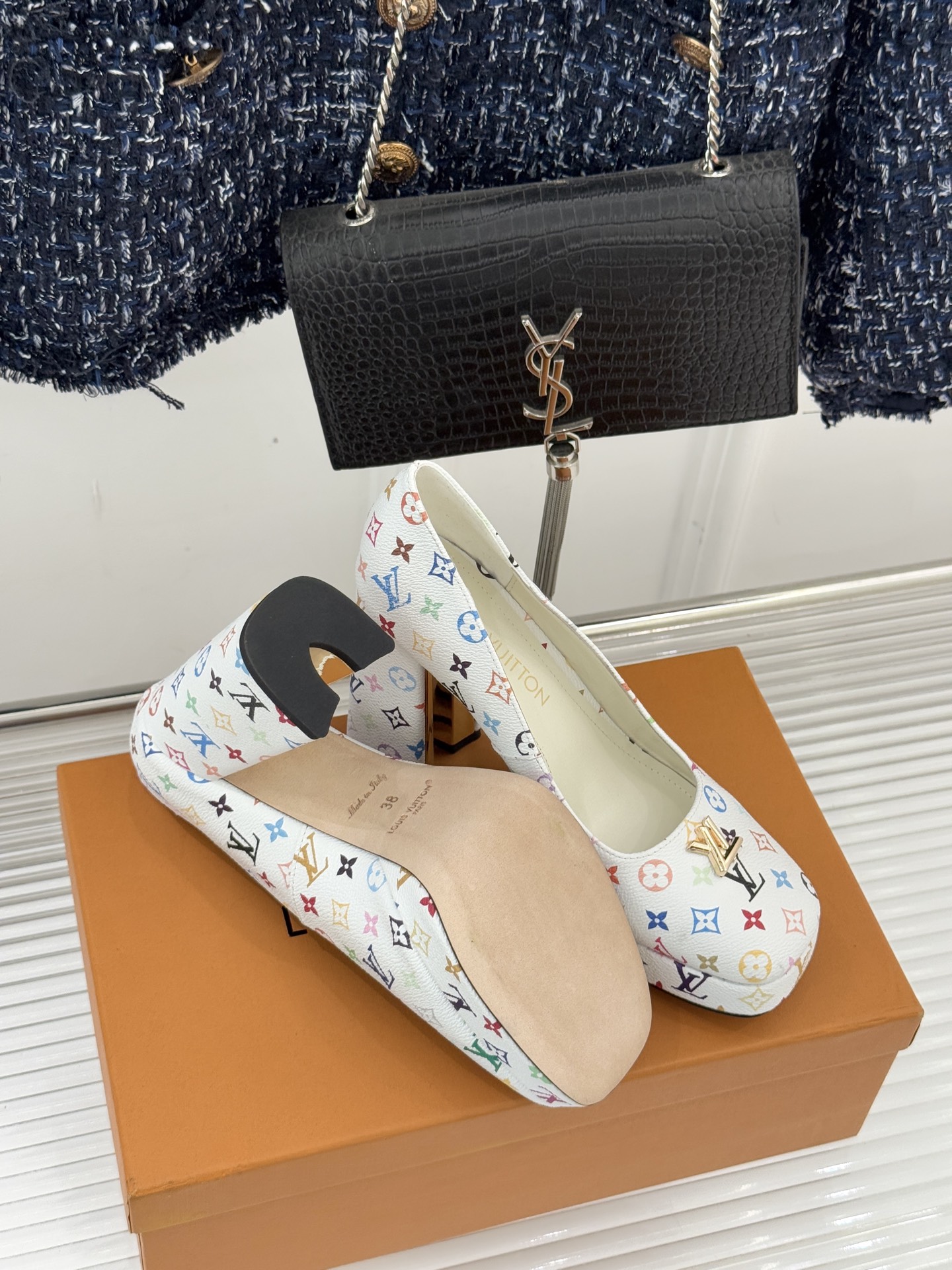 L*V驴家26WF春夏新品复古老花金属扣防水台粗跟高跟鞋当经典老花邂逅2026春夏潮流这款高跟凉鞋自带奢