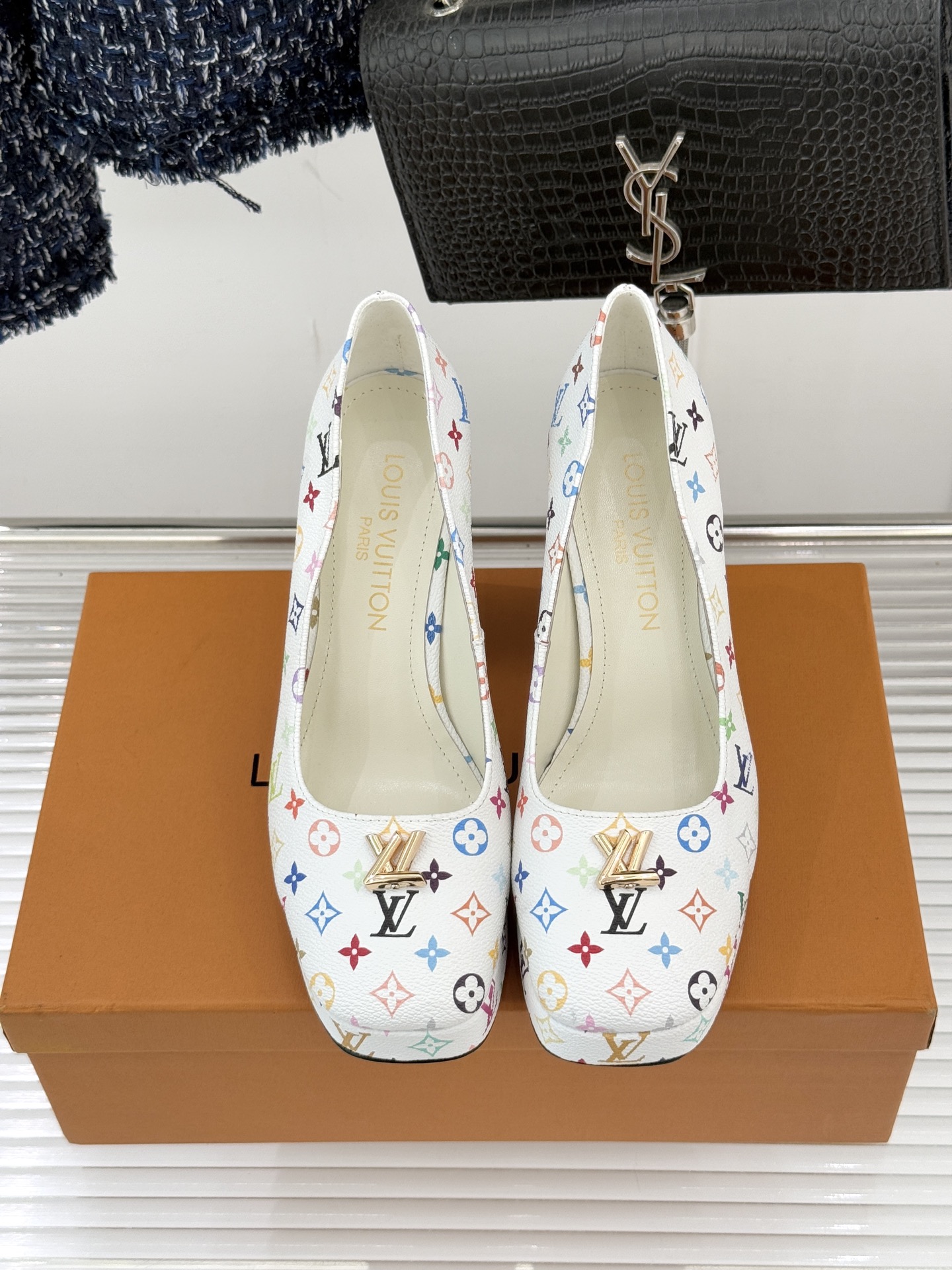 L*V驴家26WF春夏新品复古老花金属扣防水台粗跟高跟鞋当经典老花邂逅2026春夏潮流这款高跟凉鞋自带奢