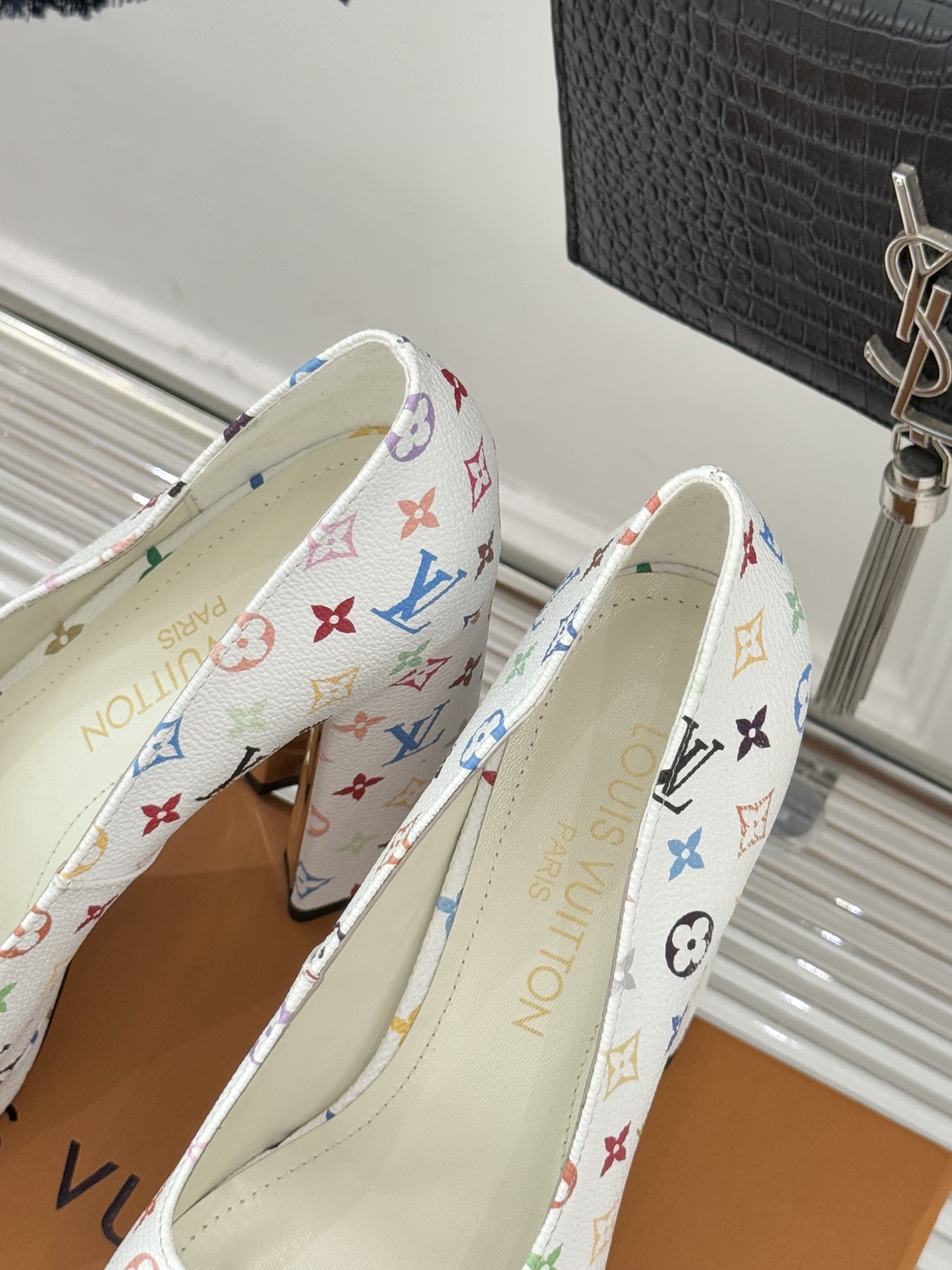 L*V驴家26WF春夏新品复古老花金属扣防水台粗跟高跟鞋当经典老花邂逅2026春夏潮流这款高跟凉鞋自带奢