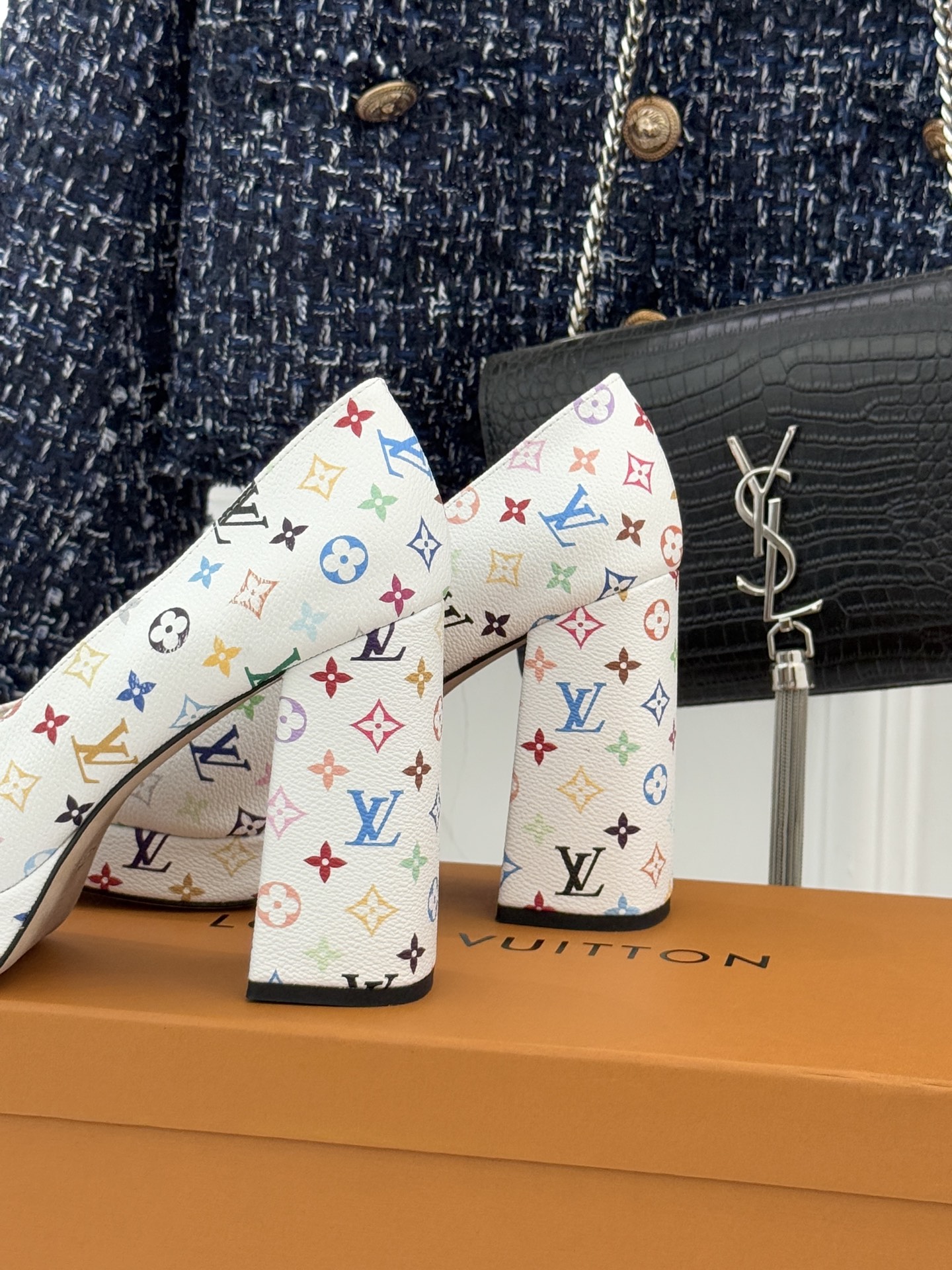 L*V驴家26WF春夏新品复古老花金属扣防水台粗跟高跟鞋当经典老花邂逅2026春夏潮流这款高跟凉鞋自带奢