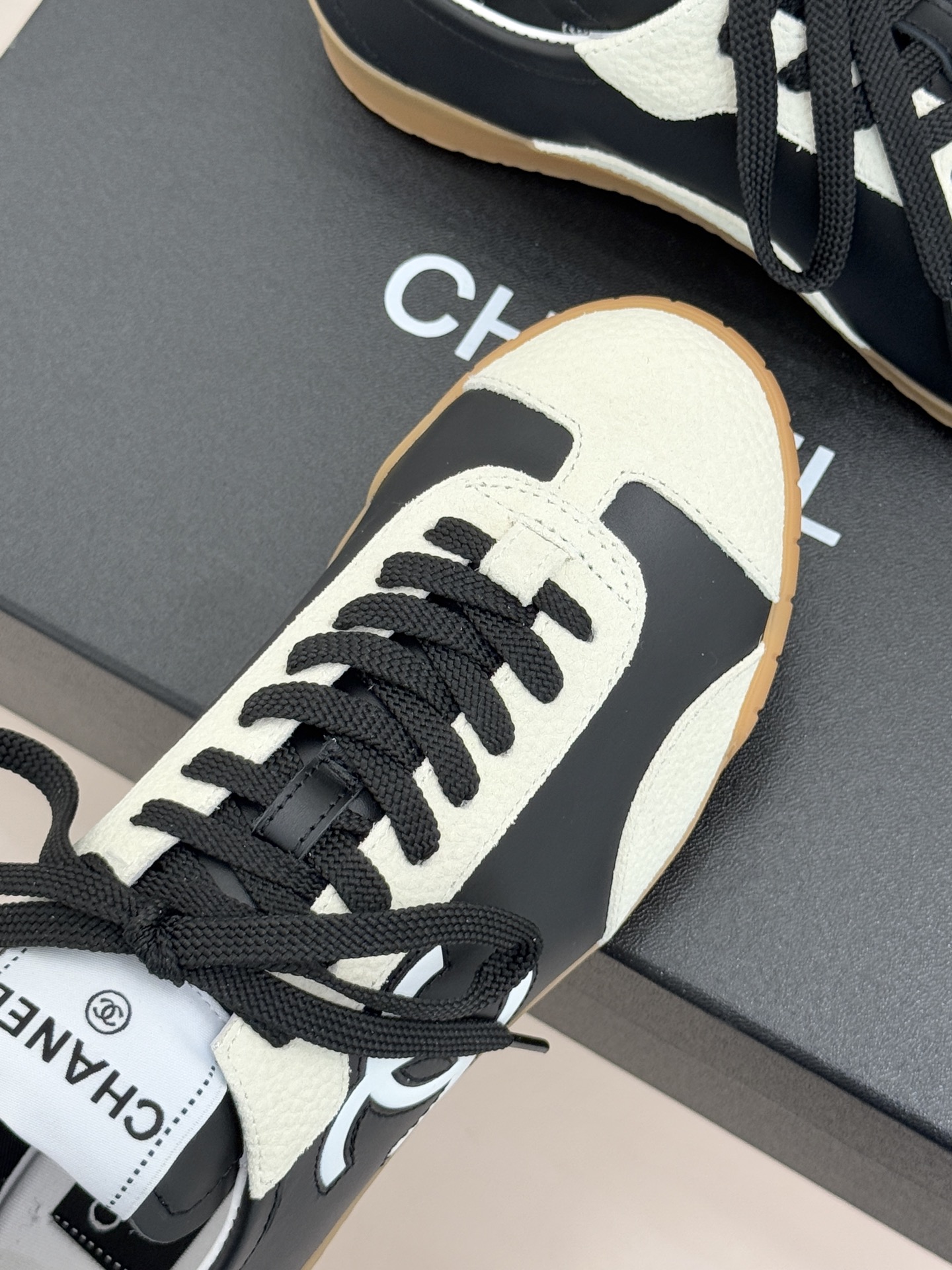 CHANE*｜小香 26P双C休闲运动鞋德训鞋将德训鞋的复古基因注入法式优雅。侧面立体双C Logo暗藏