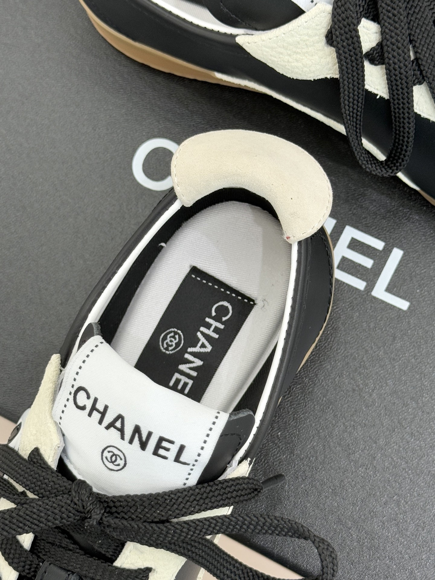 CHANE*｜小香 26P双C休闲运动鞋德训鞋将德训鞋的复古基因注入法式优雅。侧面立体双C Logo暗藏