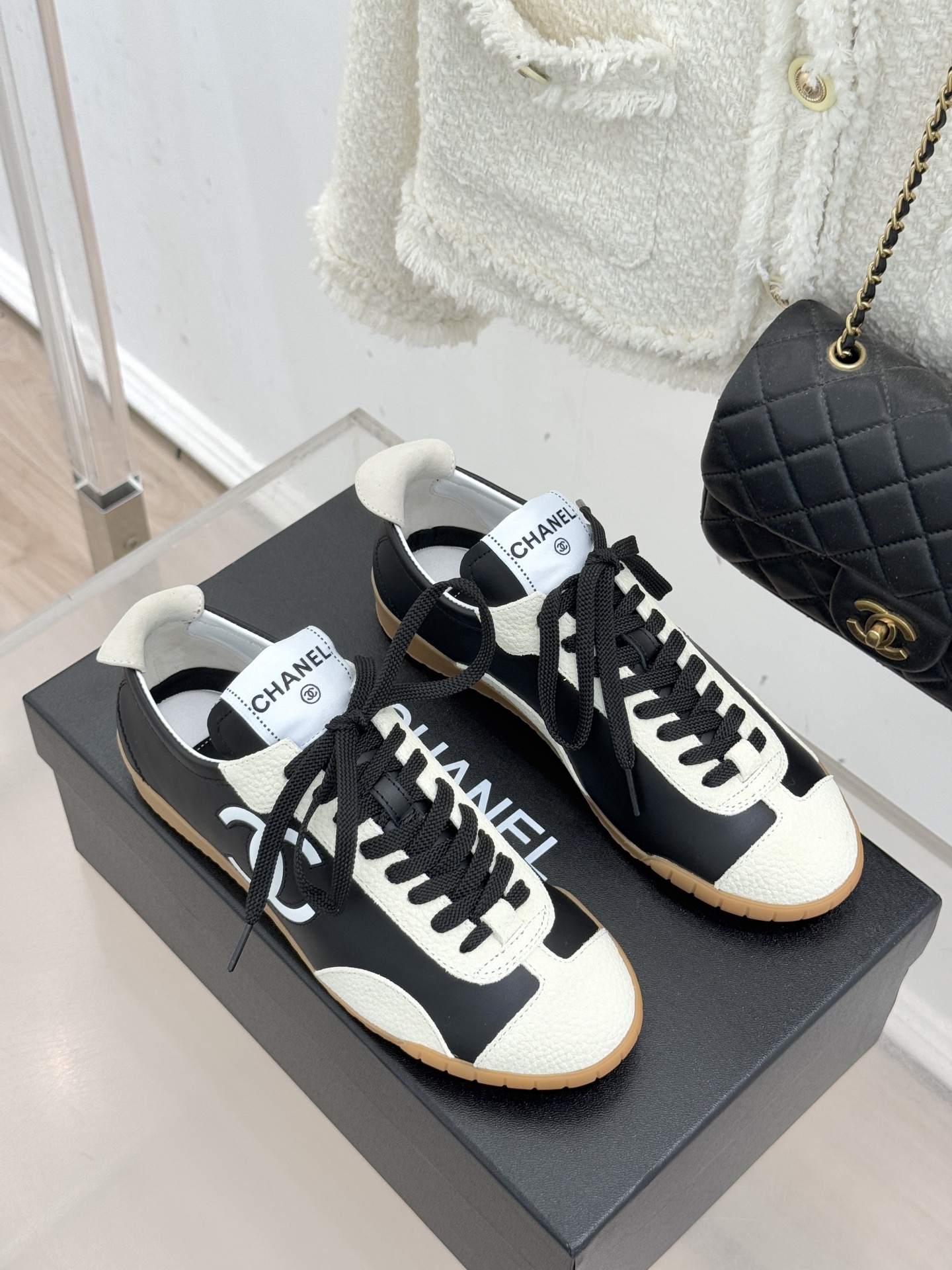 CHANE*｜小香 26P双C休闲运动鞋德训鞋将德训鞋的复古基因注入法式优雅。侧面立体双C Logo暗藏