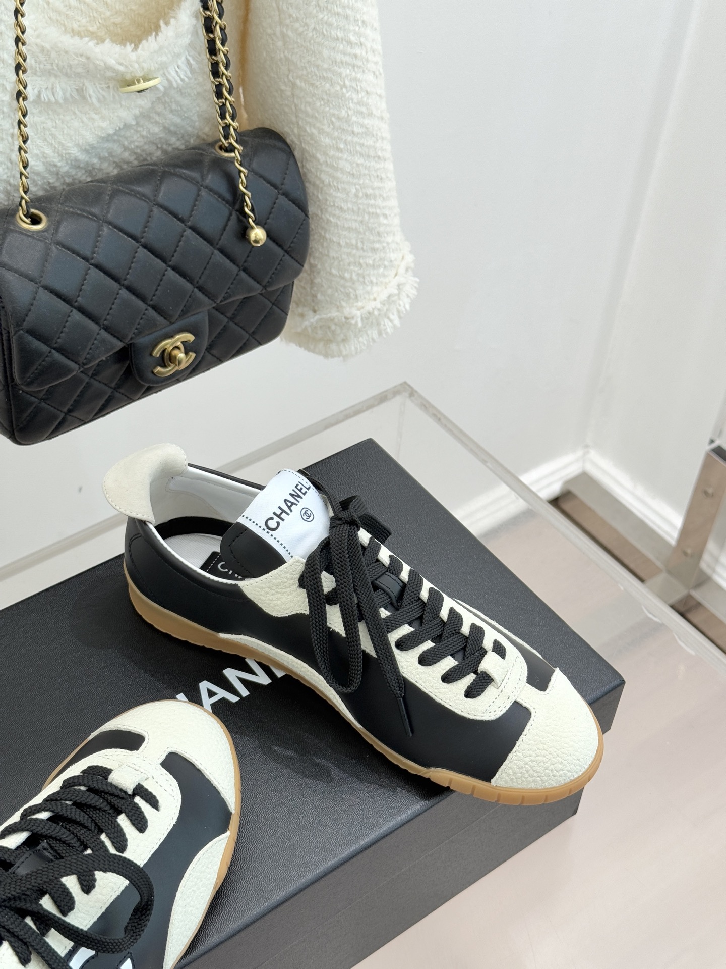 CHANE*｜小香 26P双C休闲运动鞋德训鞋将德训鞋的复古基因注入法式优雅。侧面立体双C Logo暗藏