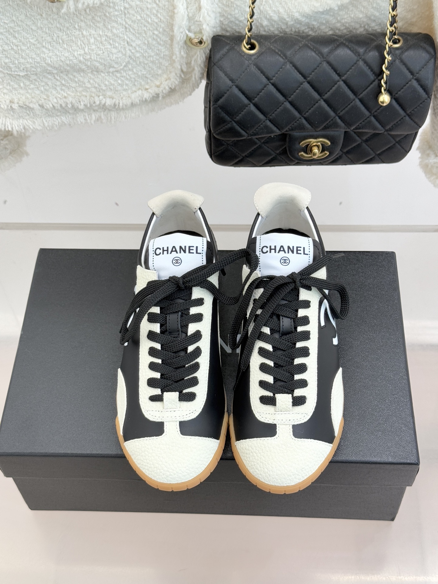 CHANE*｜小香 26P双C休闲运动鞋德训鞋将德训鞋的复古基因注入法式优雅。侧面立体双C Logo暗藏