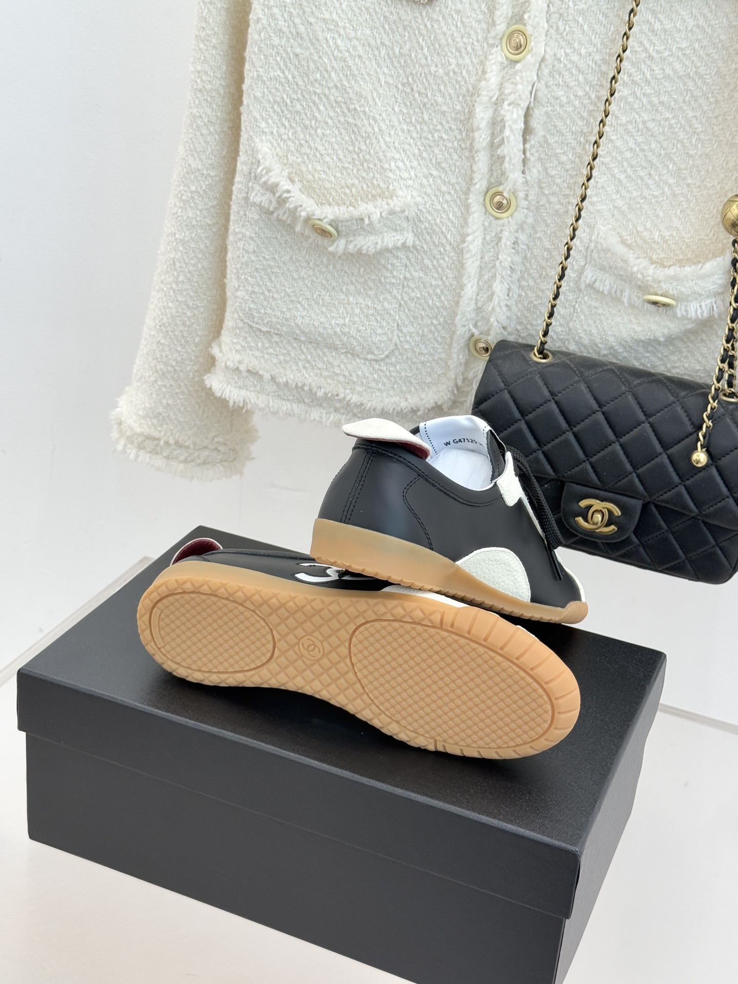 CHANE*｜小香 26P双C休闲运动鞋德训鞋将德训鞋的复古基因注入法式优雅。侧面立体双C Logo暗藏