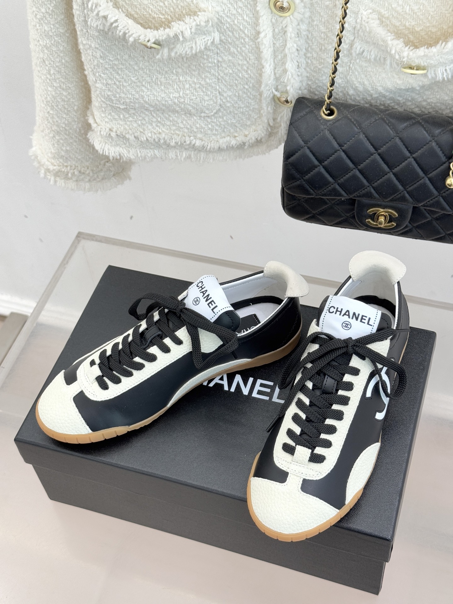 CHANE*｜小香 26P双C休闲运动鞋德训鞋将德训鞋的复古基因注入法式优雅。侧面立体双C Logo暗藏