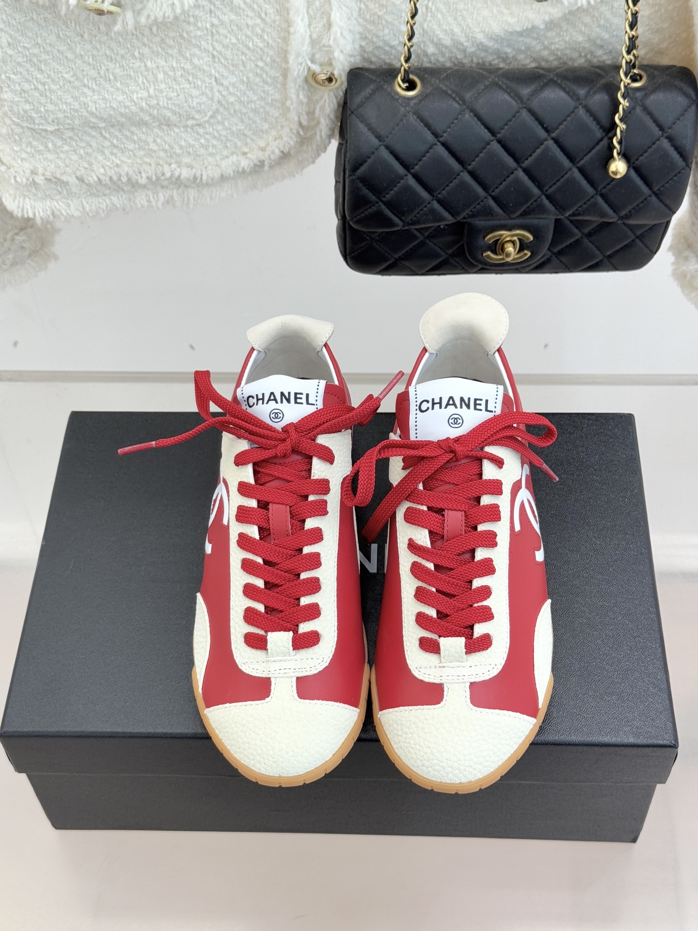 CHANE*｜小香 26P双C休闲运动鞋德训鞋将德训鞋的复古基因注入法式优雅。侧面立体双C Logo暗藏