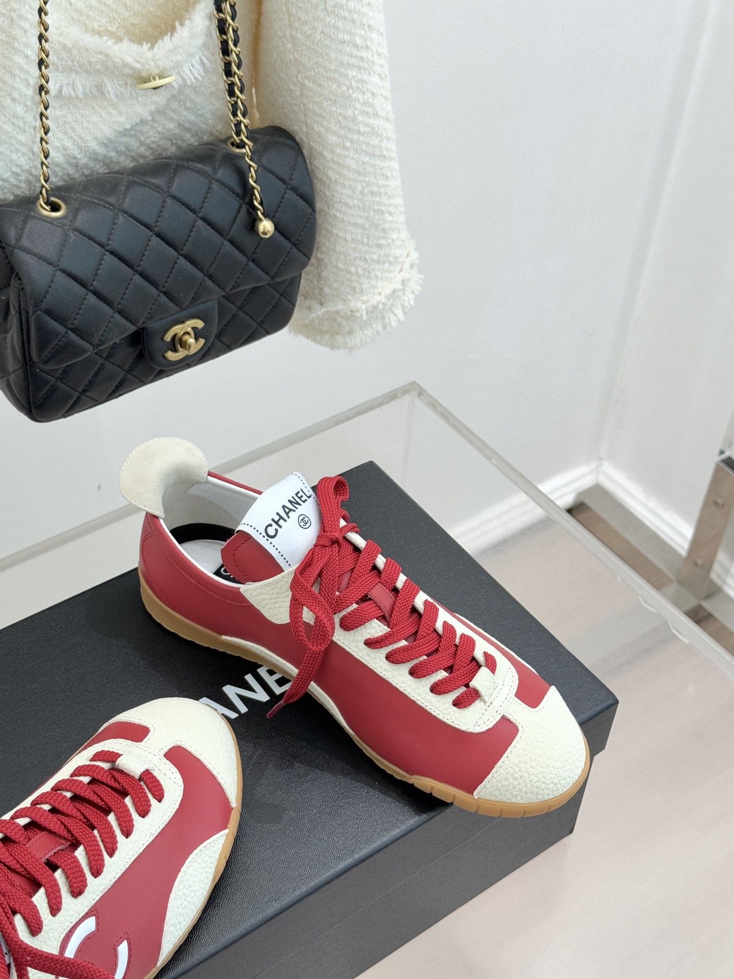 CHANE*｜小香 26P双C休闲运动鞋德训鞋将德训鞋的复古基因注入法式优雅。侧面立体双C Logo暗藏