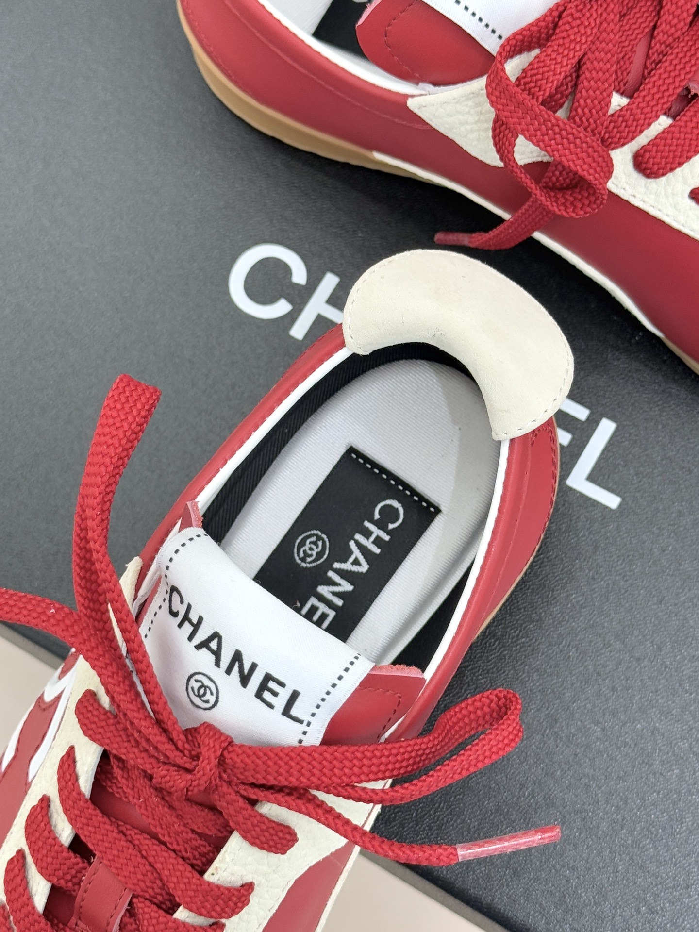 CHANE*｜小香 26P双C休闲运动鞋德训鞋将德训鞋的复古基因注入法式优雅。侧面立体双C Logo暗藏