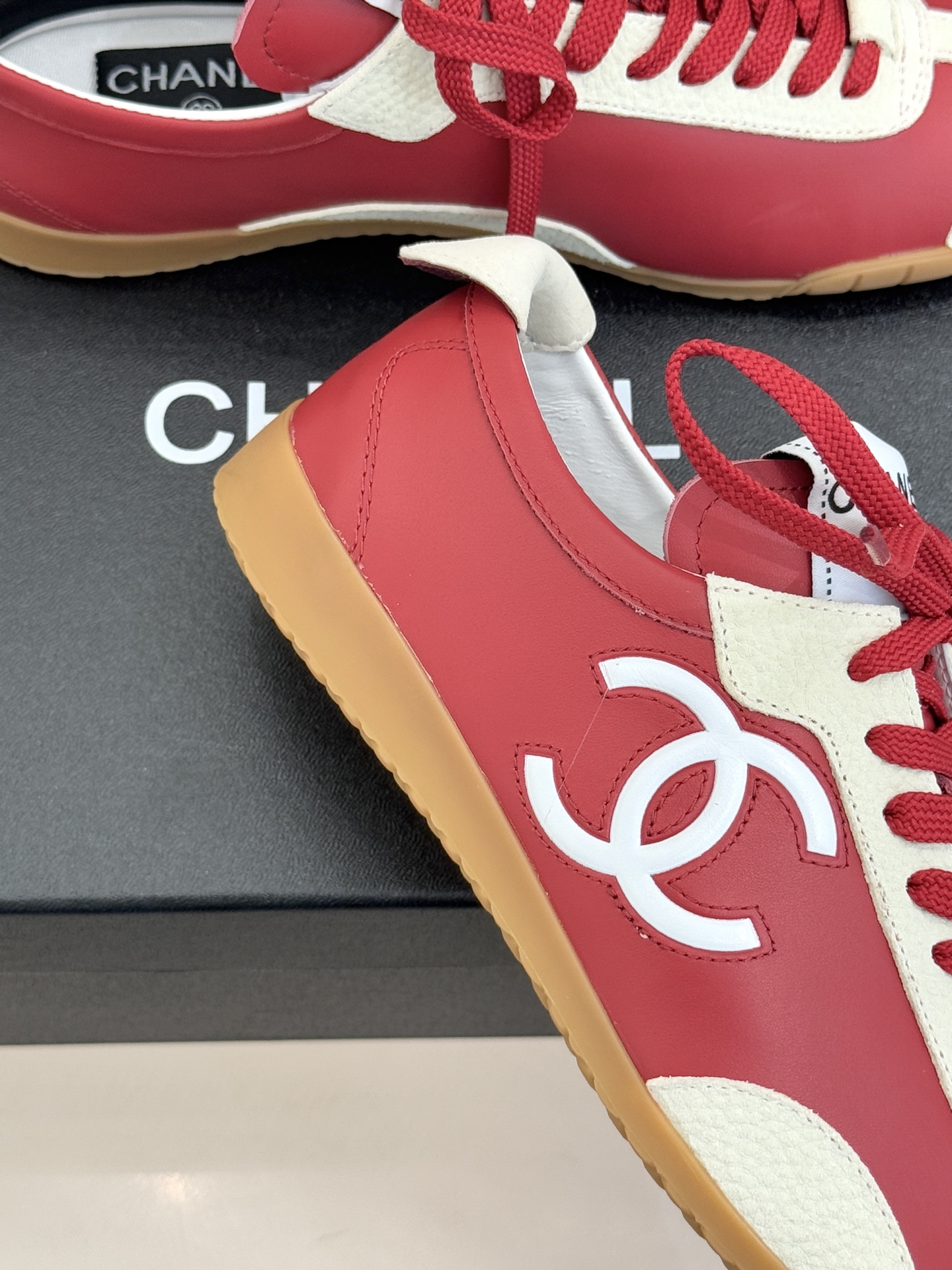 CHANE*｜小香 26P双C休闲运动鞋德训鞋将德训鞋的复古基因注入法式优雅。侧面立体双C Logo暗藏