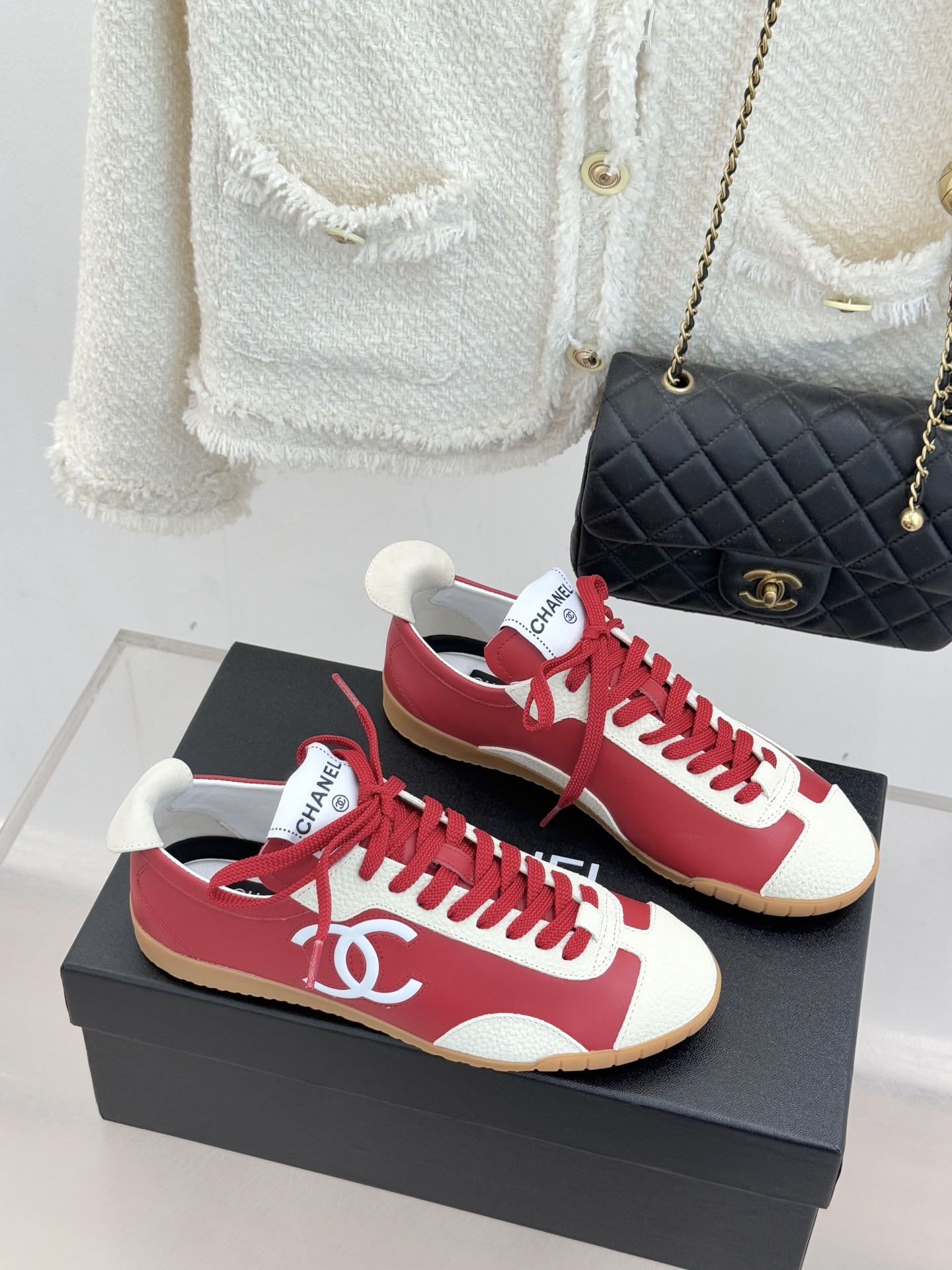 CHANE*｜小香 26P双C休闲运动鞋德训鞋将德训鞋的复古基因注入法式优雅。侧面立体双C Logo暗藏