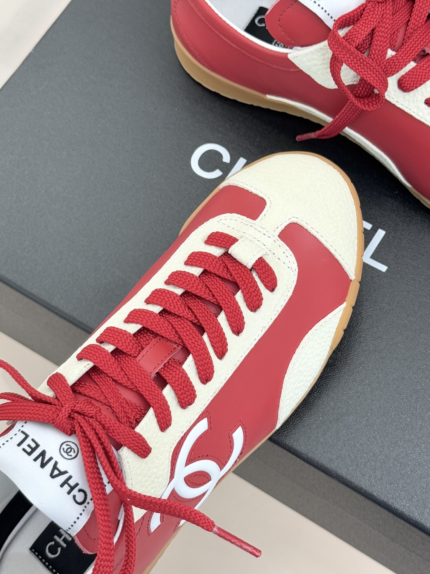 CHANE*｜小香 26P双C休闲运动鞋德训鞋将德训鞋的复古基因注入法式优雅。侧面立体双C Logo暗藏