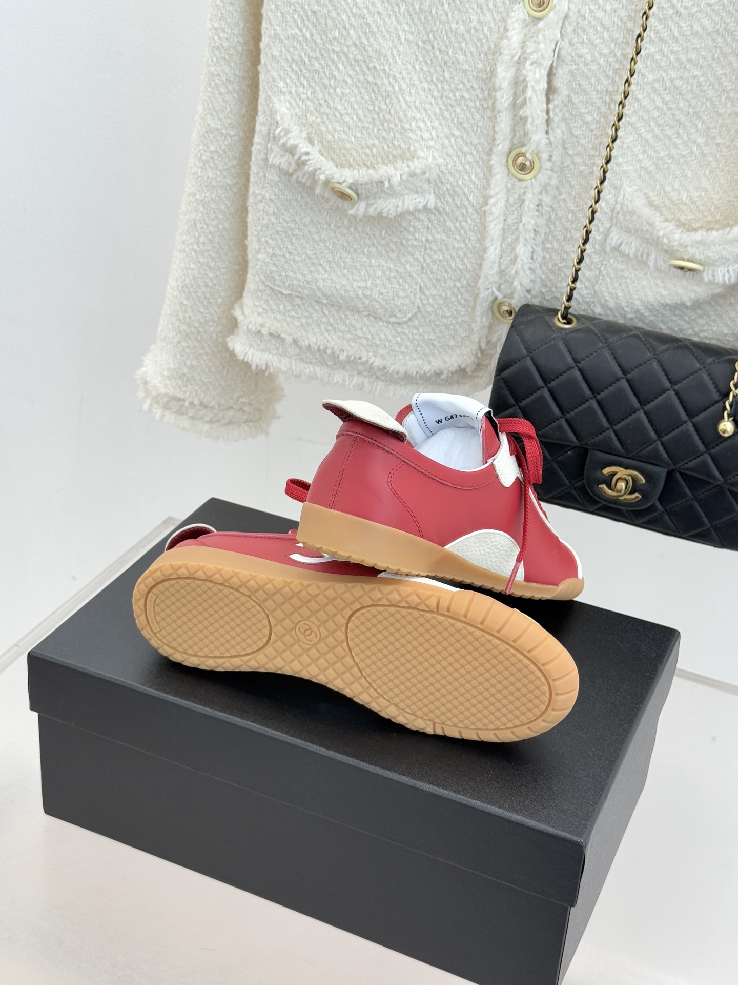 CHANE*｜小香 26P双C休闲运动鞋德训鞋将德训鞋的复古基因注入法式优雅。侧面立体双C Logo暗藏