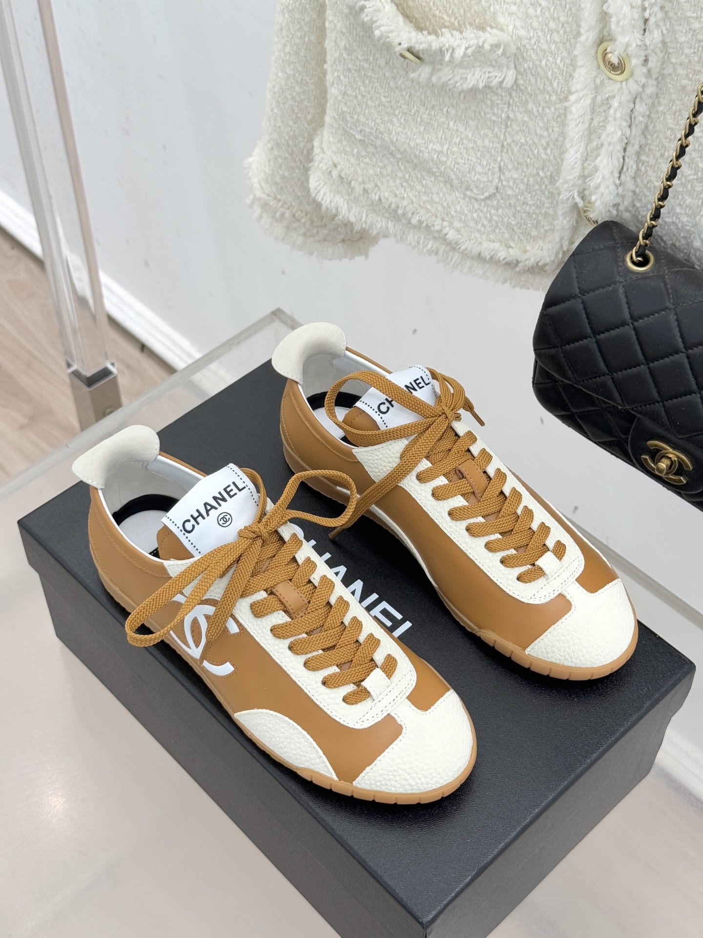 CHANE*｜小香 26P双C休闲运动鞋德训鞋将德训鞋的复古基因注入法式优雅。侧面立体双C Logo暗藏