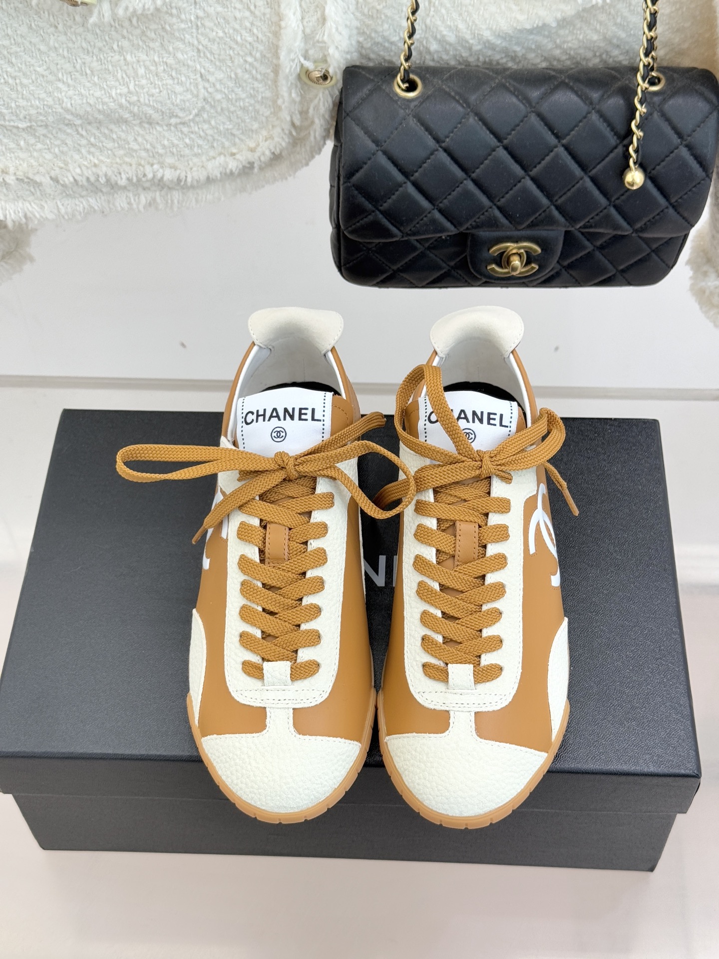 CHANE*｜小香 26P双C休闲运动鞋德训鞋将德训鞋的复古基因注入法式优雅。侧面立体双C Logo暗藏