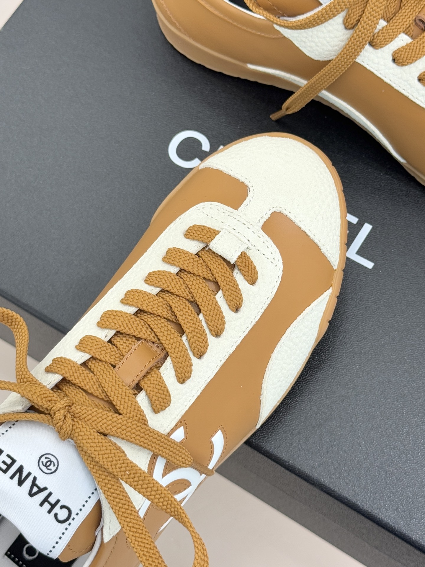 CHANE*｜小香 26P双C休闲运动鞋德训鞋将德训鞋的复古基因注入法式优雅。侧面立体双C Logo暗藏