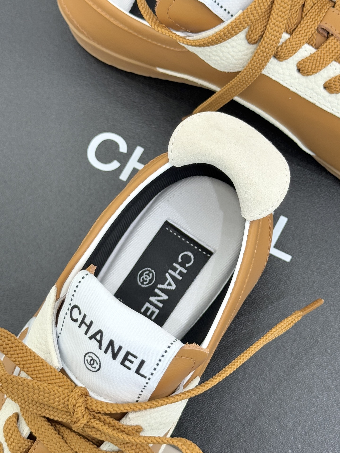 CHANE*｜小香 26P双C休闲运动鞋德训鞋将德训鞋的复古基因注入法式优雅。侧面立体双C Logo暗藏