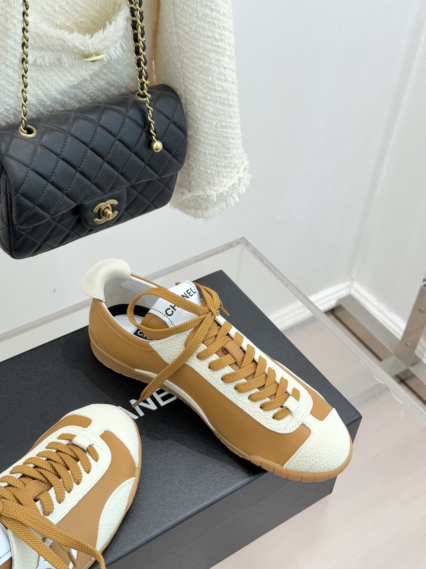 CHANE*｜小香 26P双C休闲运动鞋德训鞋将德训鞋的复古基因注入法式优雅。侧面立体双C Logo暗藏