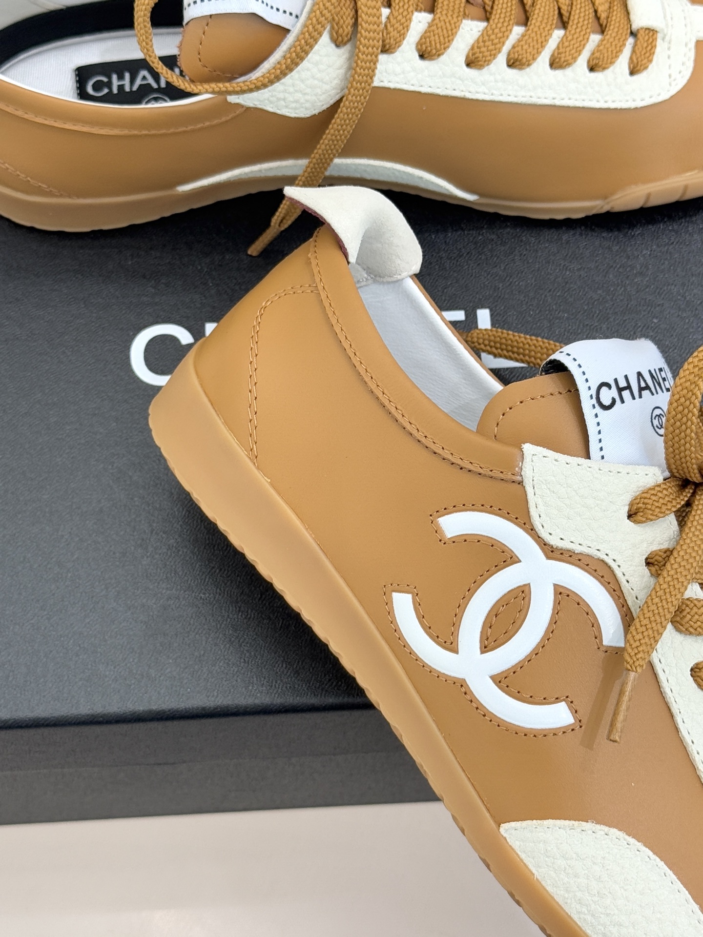 CHANE*｜小香 26P双C休闲运动鞋德训鞋将德训鞋的复古基因注入法式优雅。侧面立体双C Logo暗藏