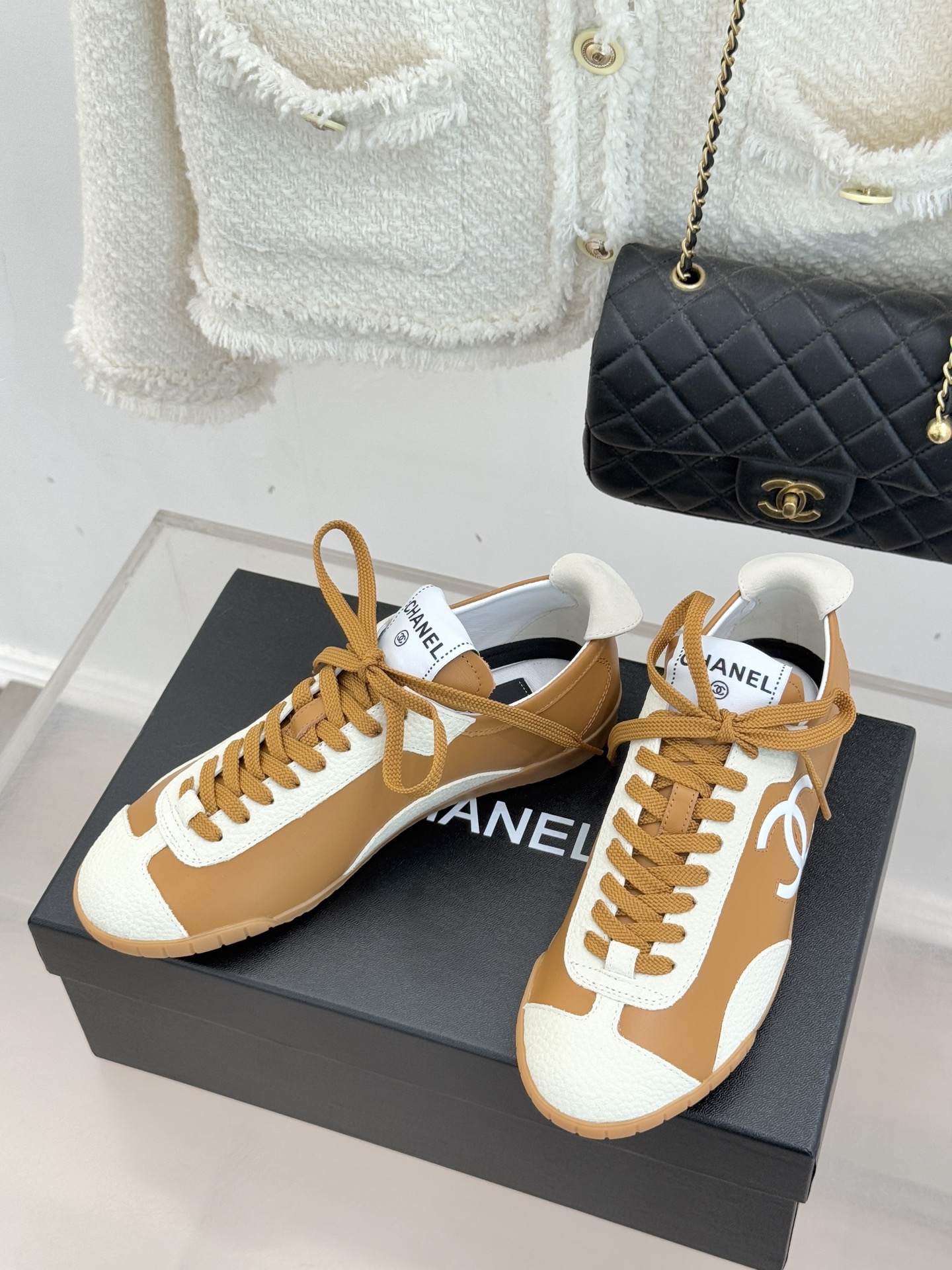 CHANE*｜小香 26P双C休闲运动鞋德训鞋将德训鞋的复古基因注入法式优雅。侧面立体双C Logo暗藏