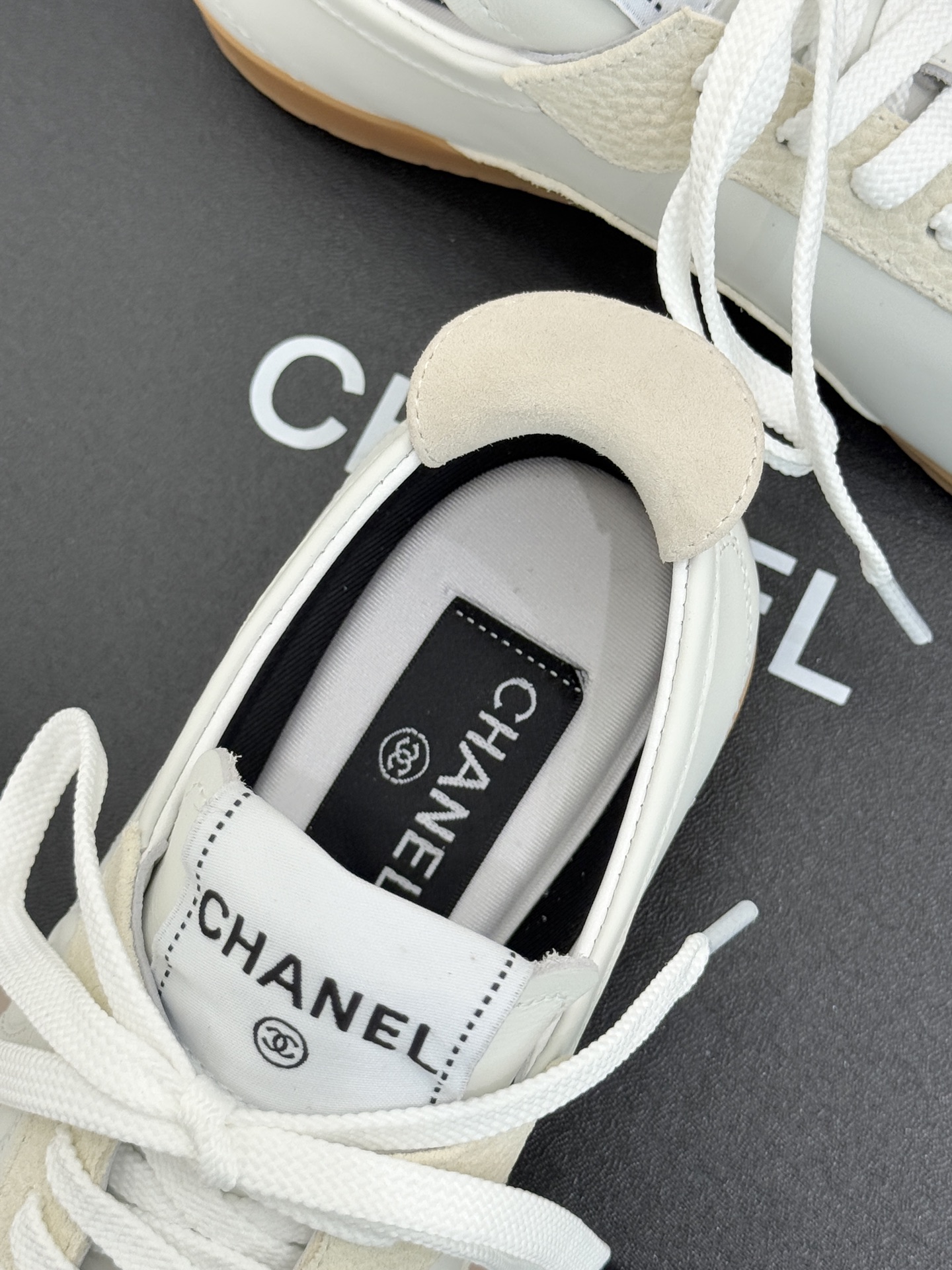 CHANE*｜小香 26P双C休闲运动鞋德训鞋将德训鞋的复古基因注入法式优雅。侧面立体双C Logo暗藏