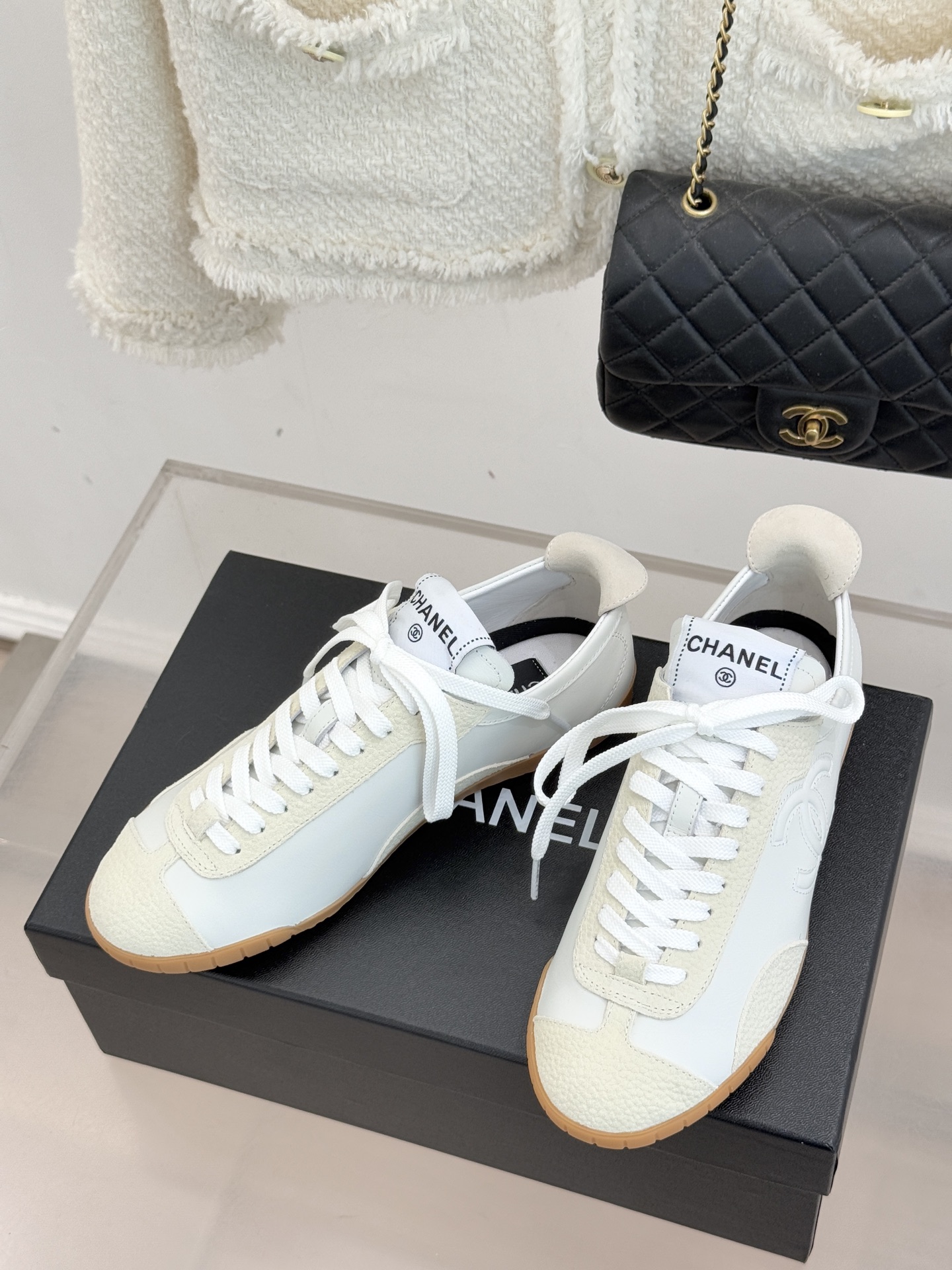 CHANE*｜小香 26P双C休闲运动鞋德训鞋将德训鞋的复古基因注入法式优雅。侧面立体双C Logo暗藏