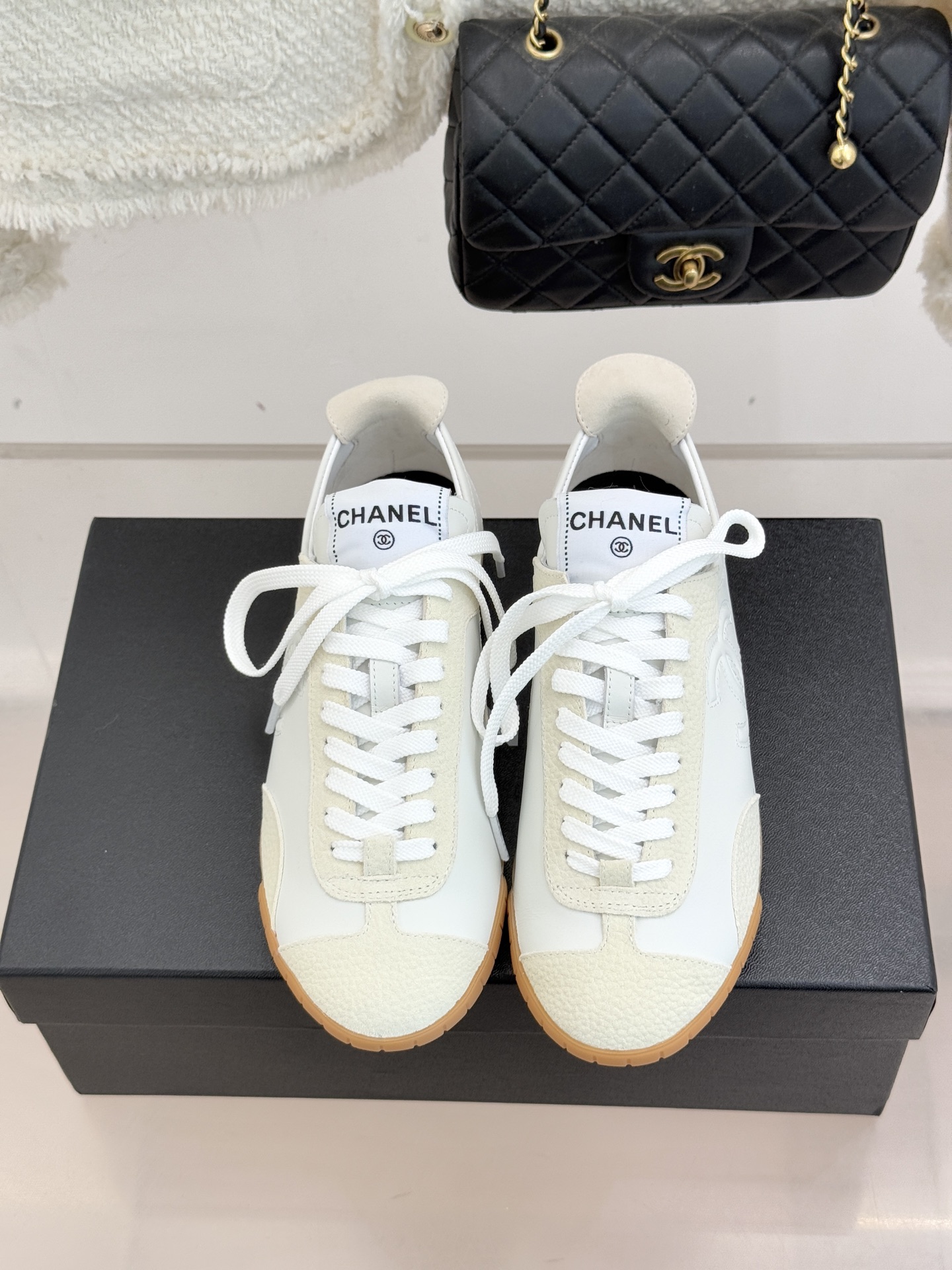 CHANE*｜小香 26P双C休闲运动鞋德训鞋将德训鞋的复古基因注入法式优雅。侧面立体双C Logo暗藏