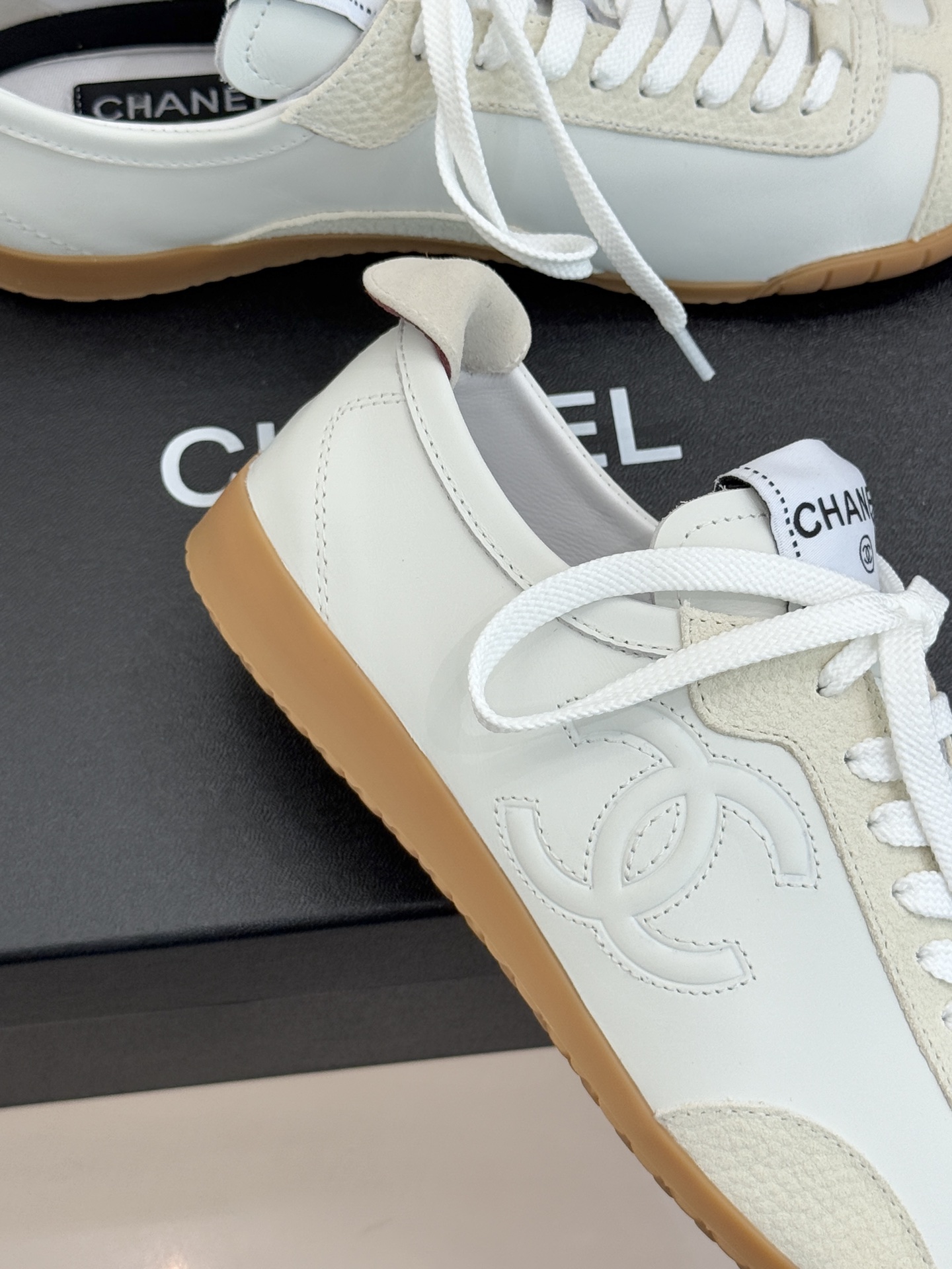 CHANE*｜小香 26P双C休闲运动鞋德训鞋将德训鞋的复古基因注入法式优雅。侧面立体双C Logo暗藏