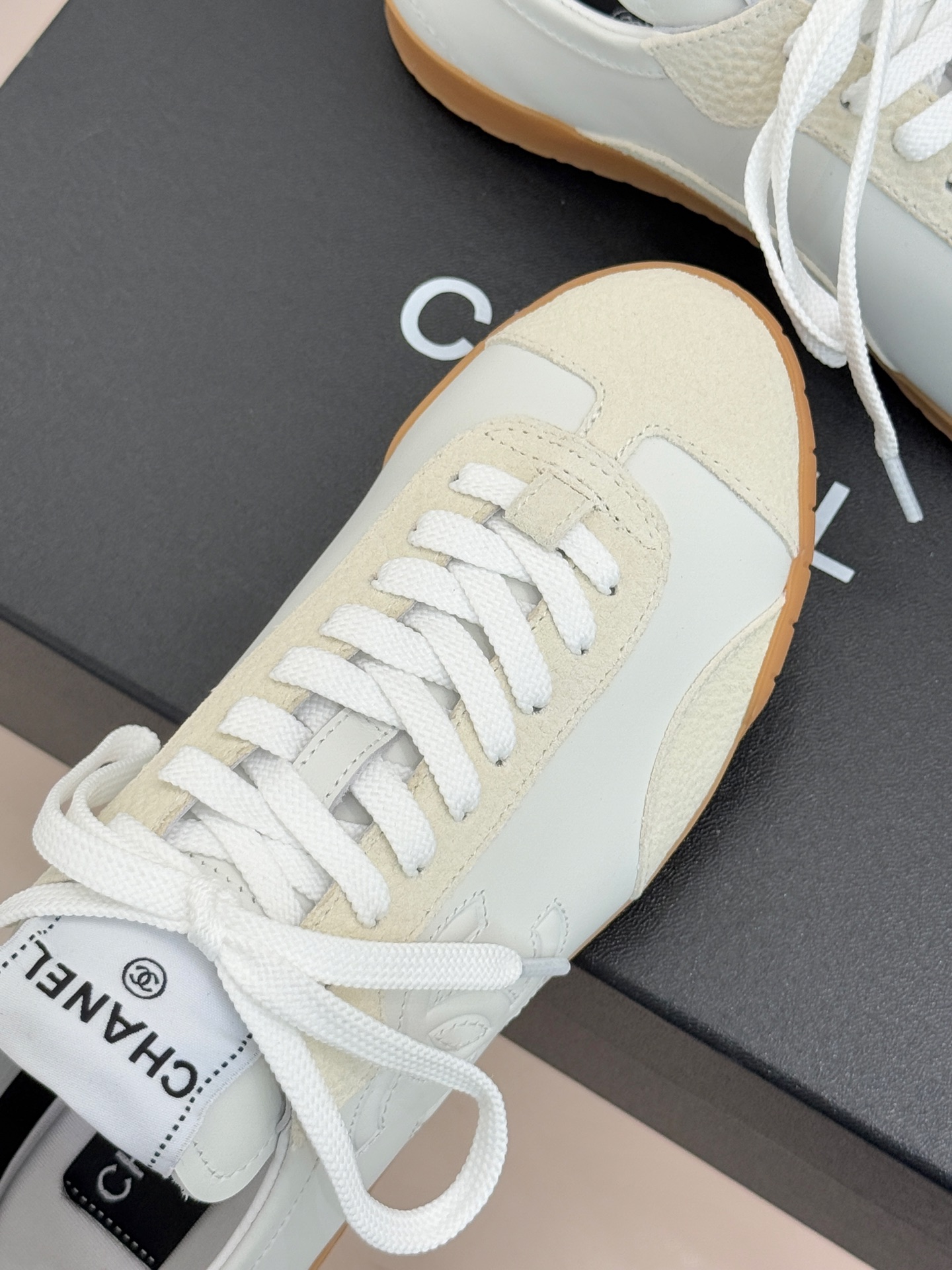 CHANE*｜小香 26P双C休闲运动鞋德训鞋将德训鞋的复古基因注入法式优雅。侧面立体双C Logo暗藏