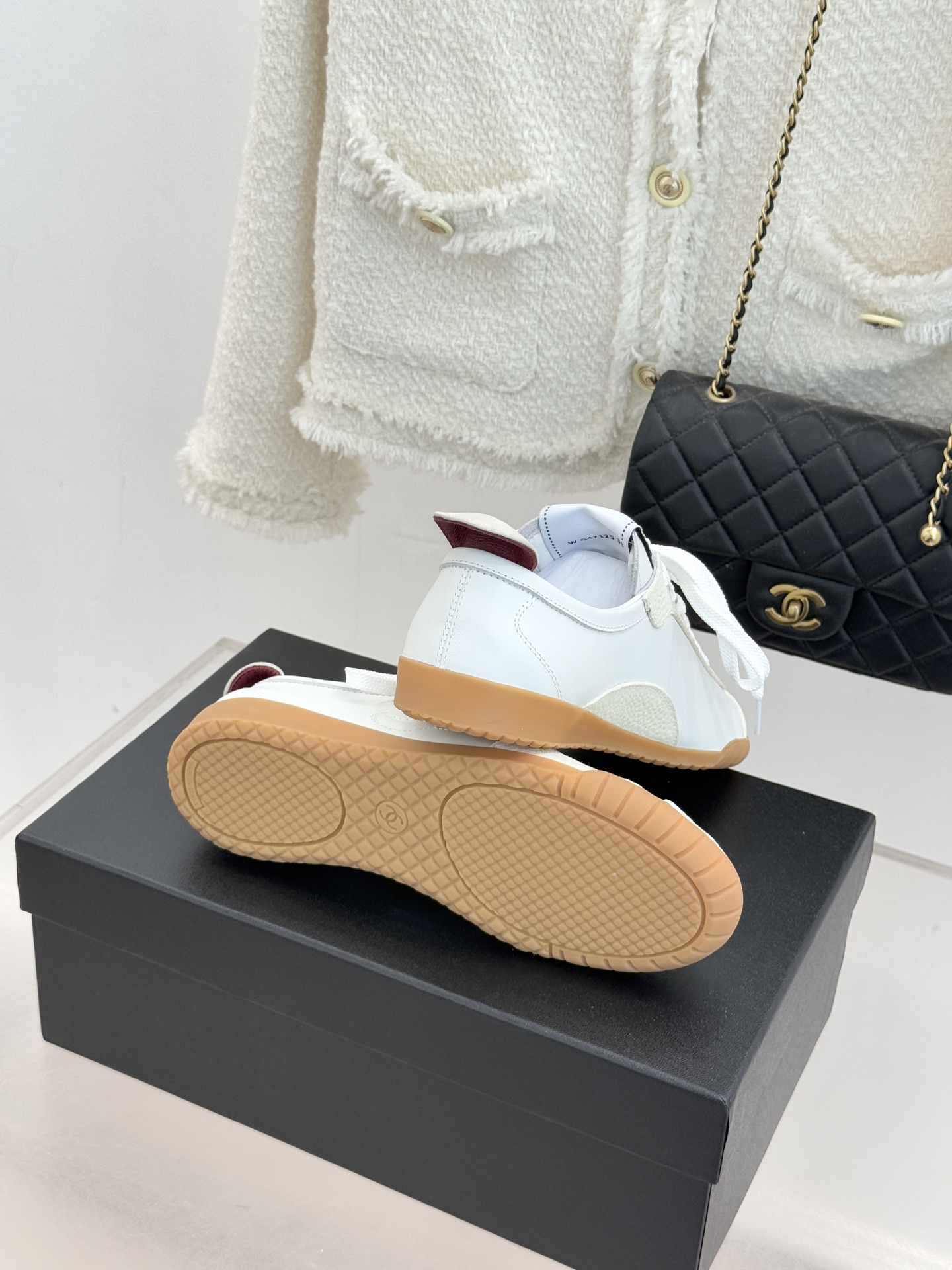 CHANE*｜小香 26P双C休闲运动鞋德训鞋将德训鞋的复古基因注入法式优雅。侧面立体双C Logo暗藏