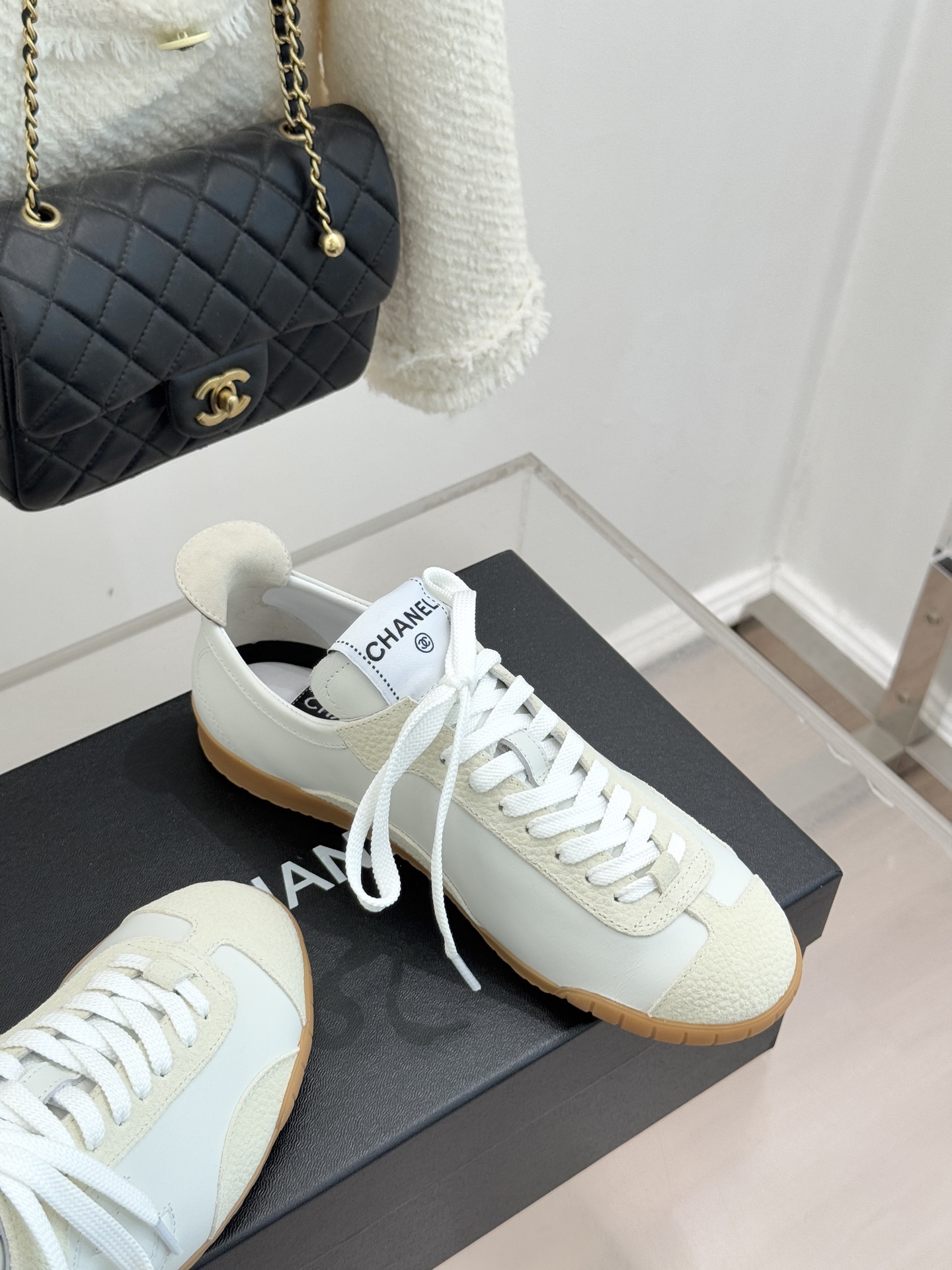 CHANE*｜小香 26P双C休闲运动鞋德训鞋将德训鞋的复古基因注入法式优雅。侧面立体双C Logo暗藏