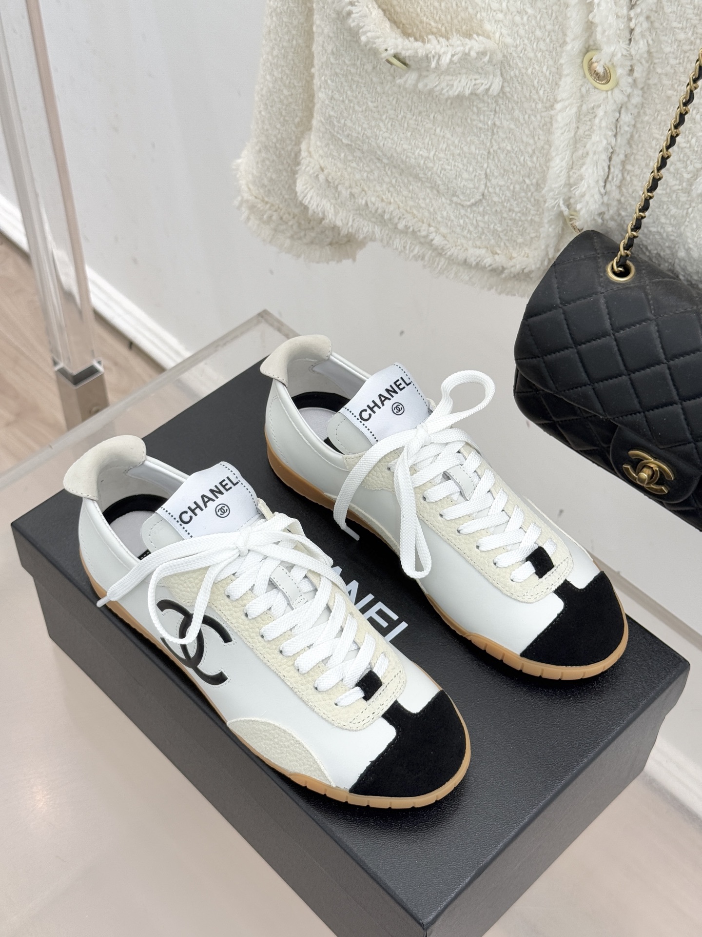 CHANE*｜小香 26P双C休闲运动鞋德训鞋将德训鞋的复古基因注入法式优雅。侧面立体双C Logo暗藏