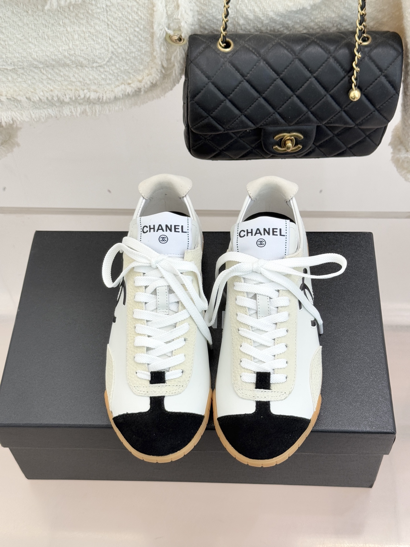 CHANE*｜小香 26P双C休闲运动鞋德训鞋将德训鞋的复古基因注入法式优雅。侧面立体双C Logo暗藏