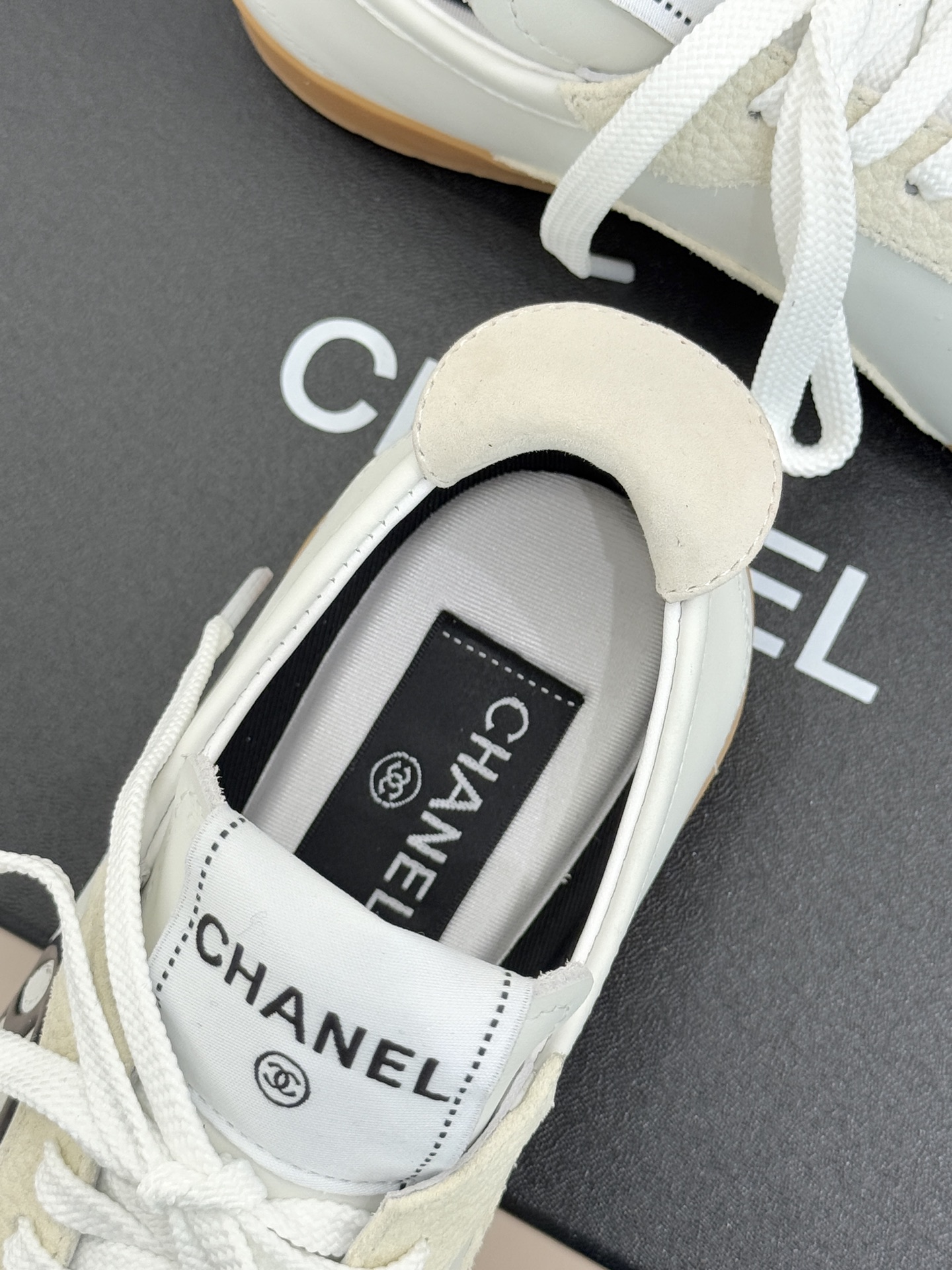 CHANE*｜小香 26P双C休闲运动鞋德训鞋将德训鞋的复古基因注入法式优雅。侧面立体双C Logo暗藏
