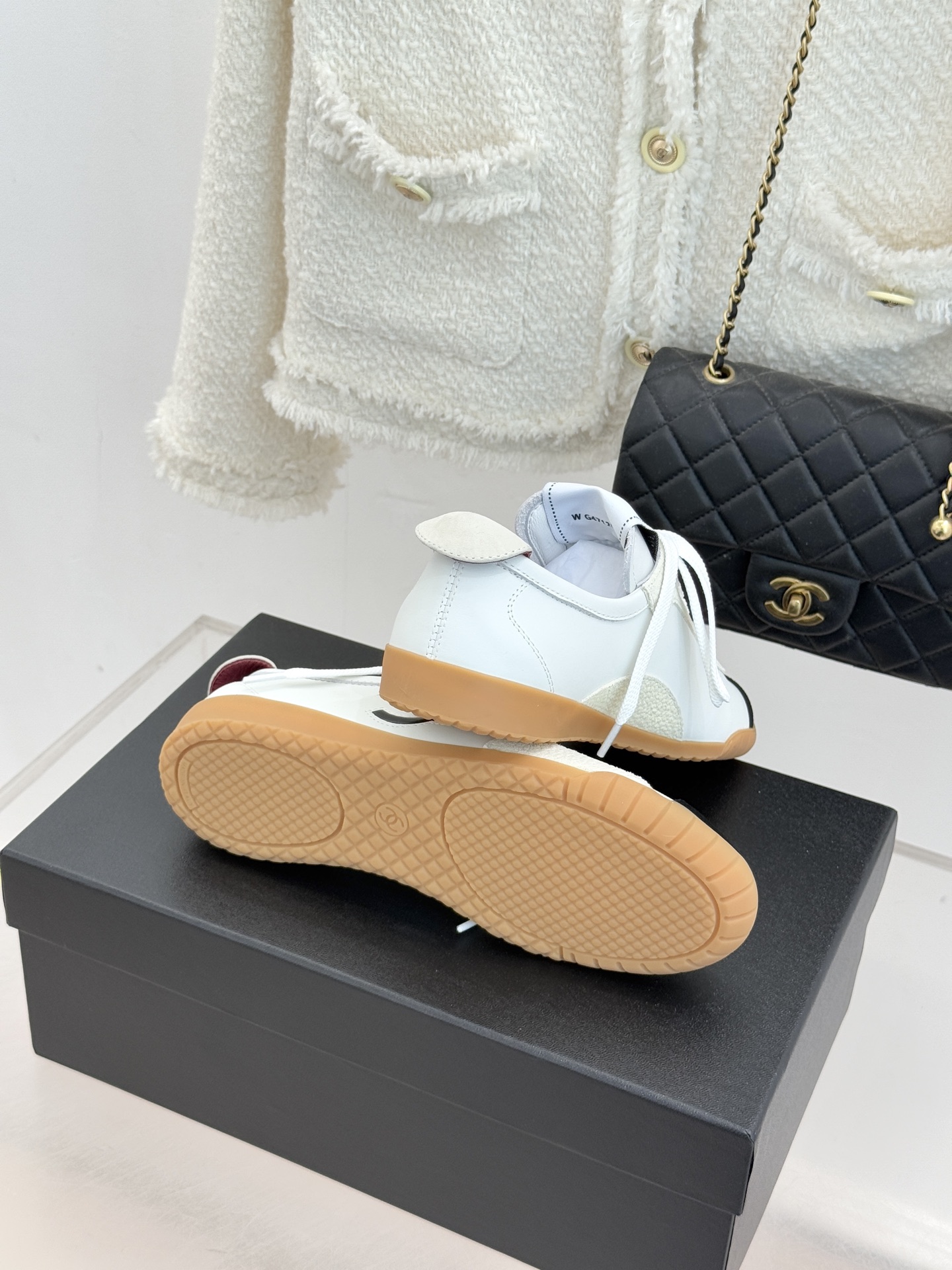 CHANE*｜小香 26P双C休闲运动鞋德训鞋将德训鞋的复古基因注入法式优雅。侧面立体双C Logo暗藏