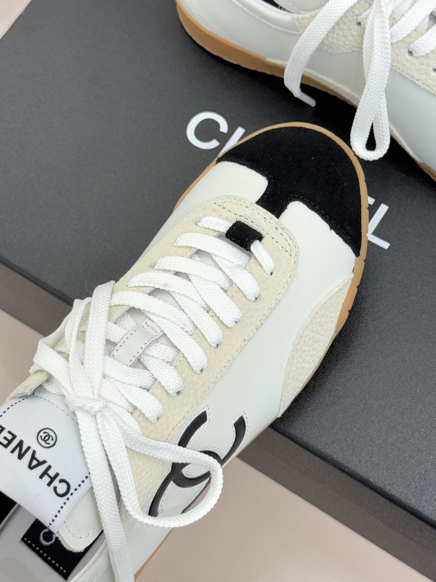 CHANE*｜小香 26P双C休闲运动鞋德训鞋将德训鞋的复古基因注入法式优雅。侧面立体双C Logo暗藏
