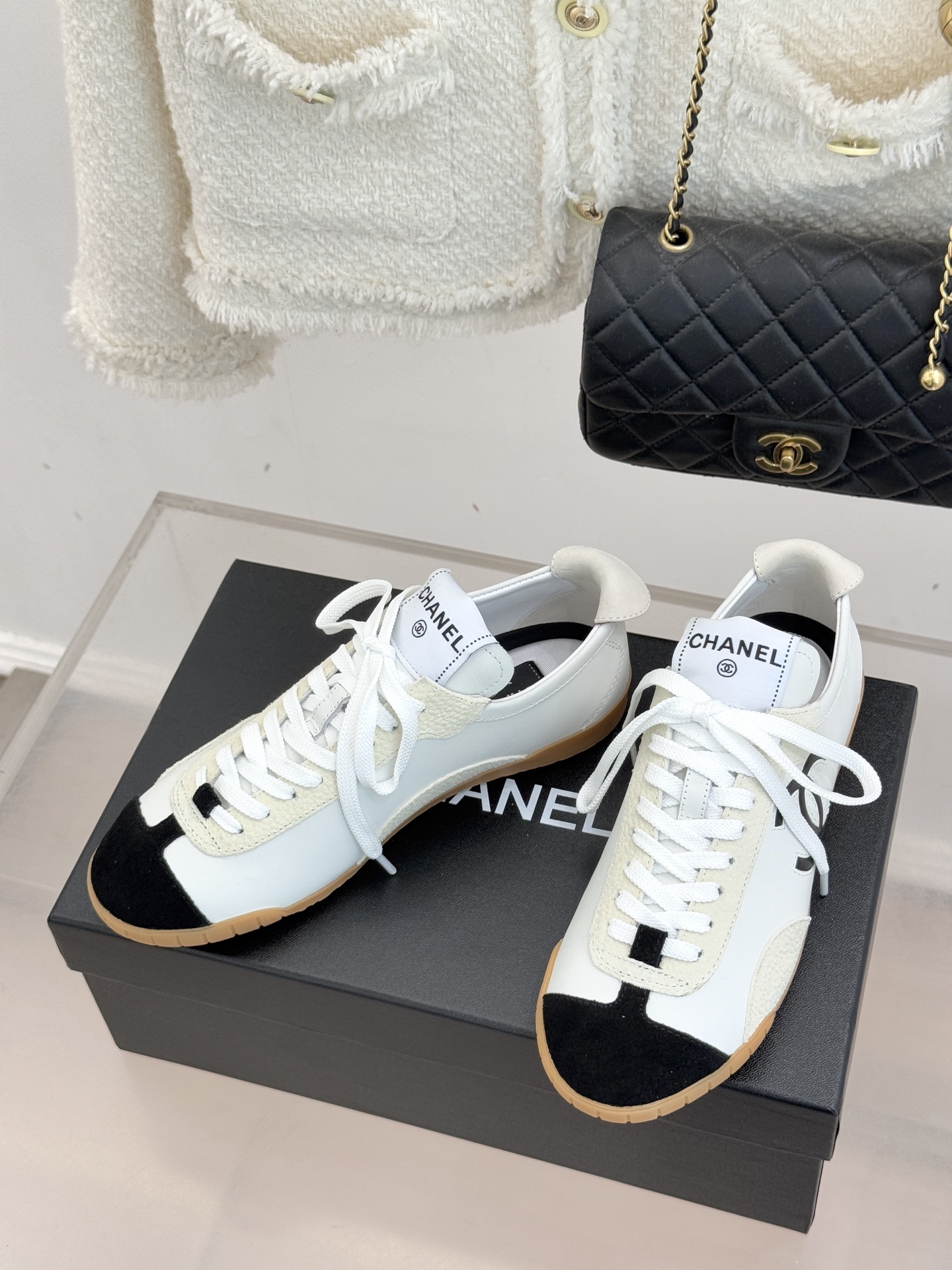 CHANE*｜小香 26P双C休闲运动鞋德训鞋将德训鞋的复古基因注入法式优雅。侧面立体双C Logo暗藏