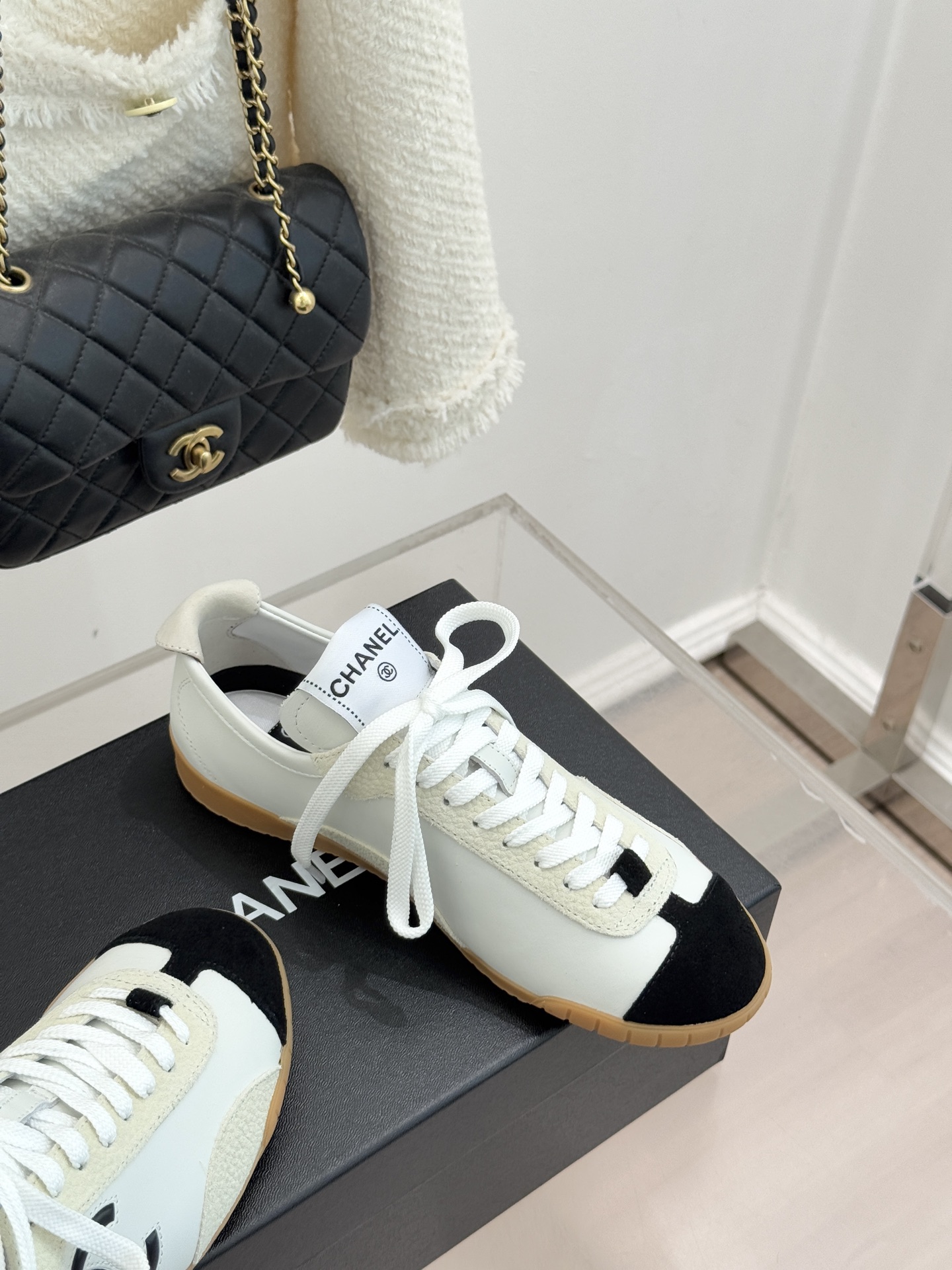 CHANE*｜小香 26P双C休闲运动鞋德训鞋将德训鞋的复古基因注入法式优雅。侧面立体双C Logo暗藏