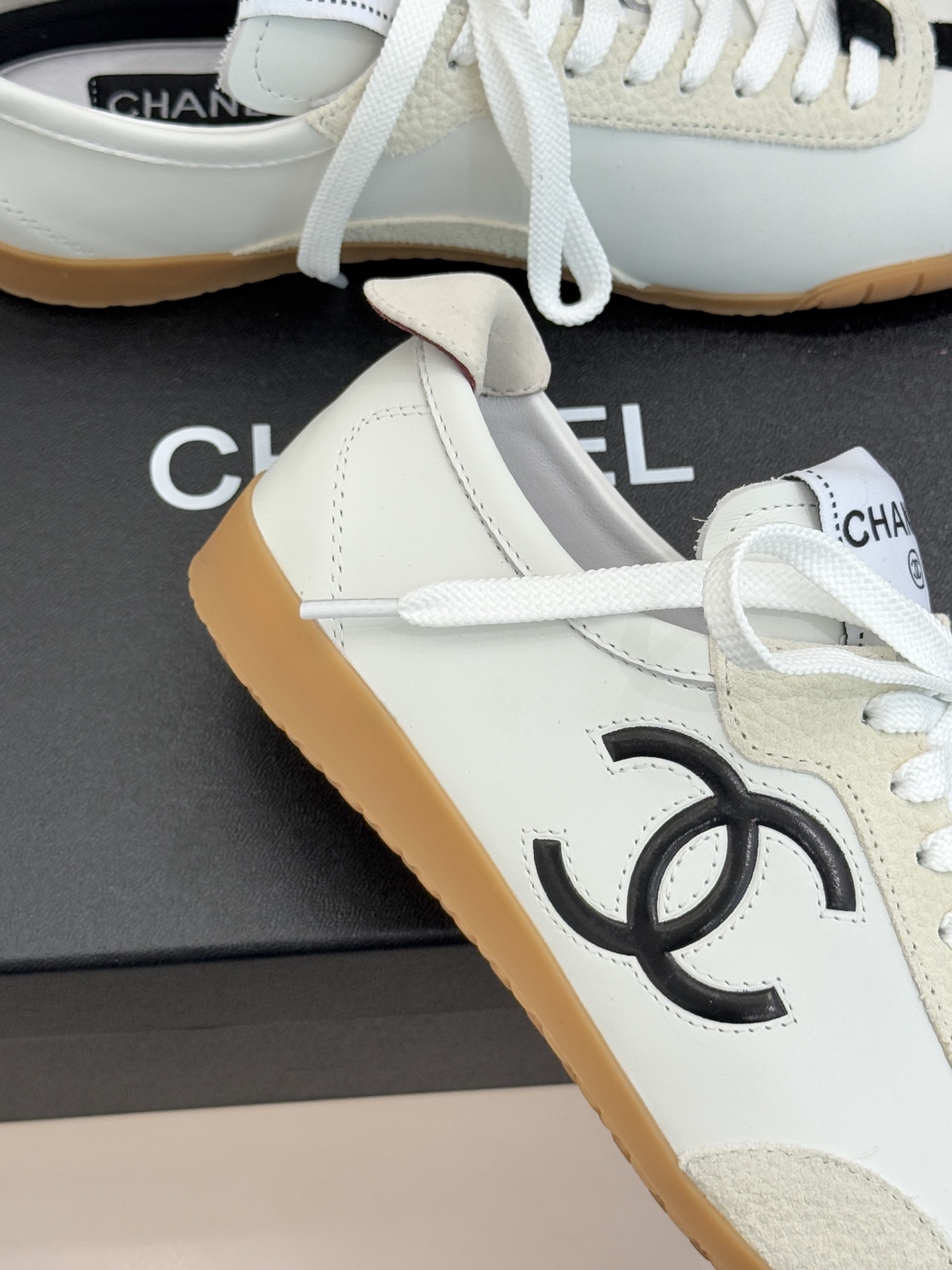 CHANE*｜小香 26P双C休闲运动鞋德训鞋将德训鞋的复古基因注入法式优雅。侧面立体双C Logo暗藏