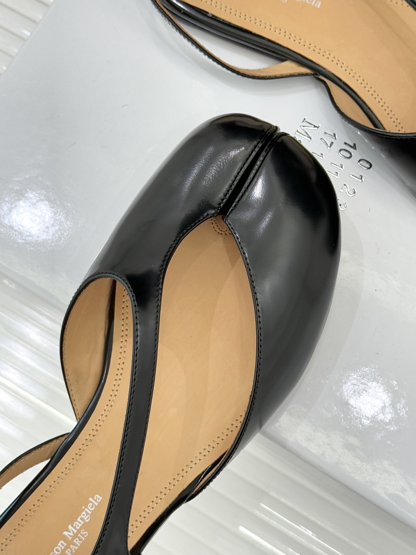 Maison Margiela 26WF新品Tabi分趾凉鞋承袭品牌2026春夏“重塑日常”理念这双凉鞋