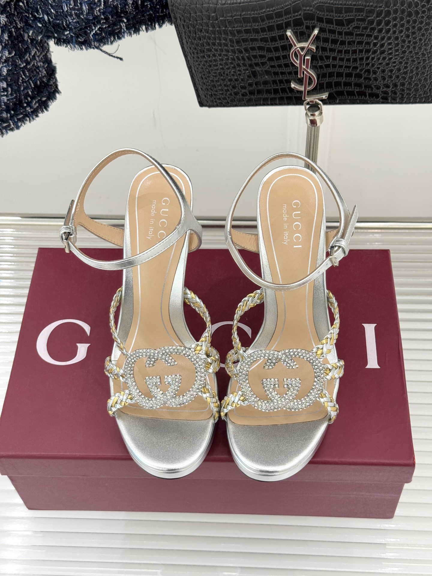 Gucci/古驰25WF新品水钻双G细带编织防水台高跟凉鞋当复古徽章邂逅璀璨锋芒这双凉鞋以标志性双G图腾