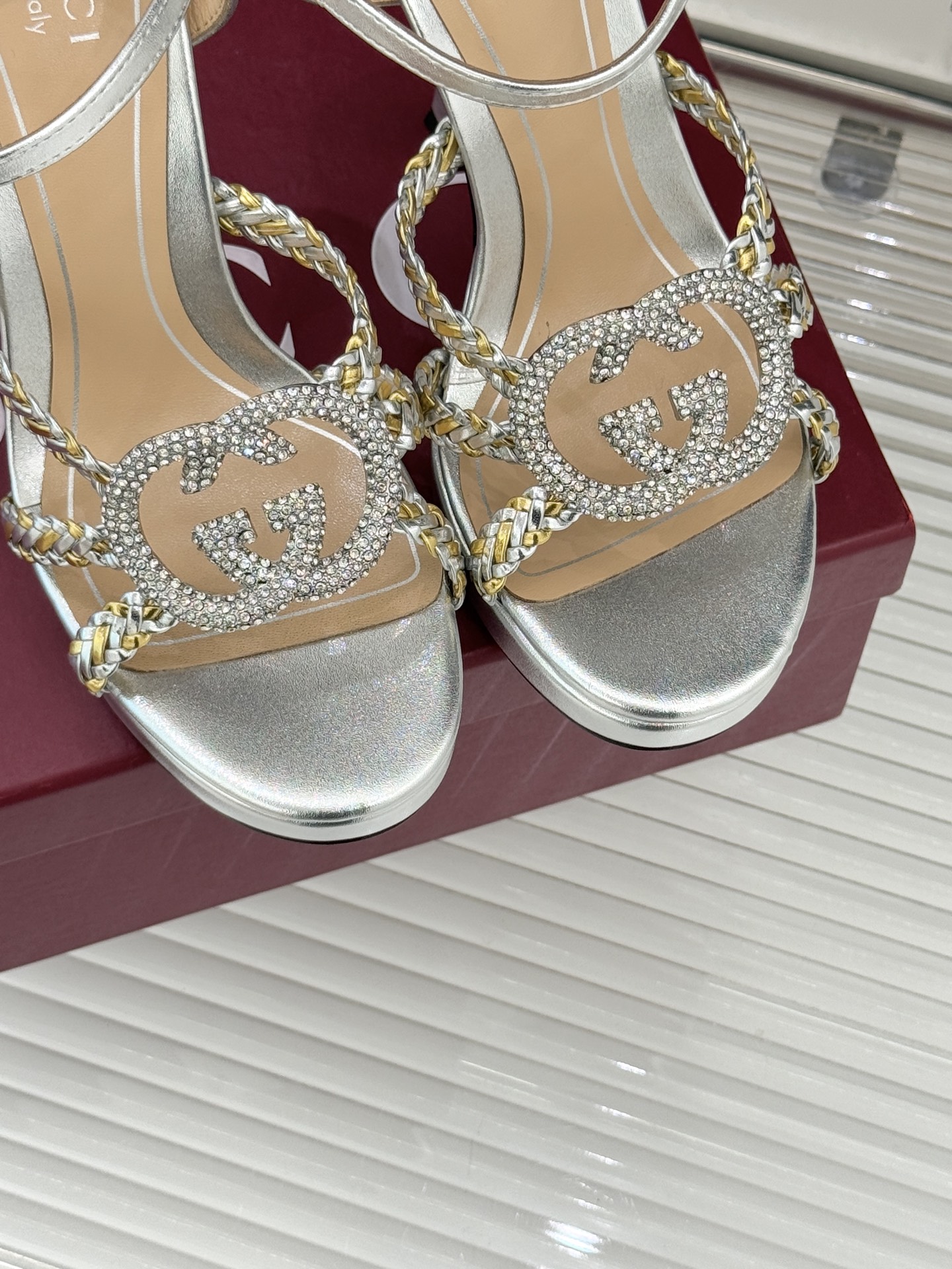 Gucci/古驰25WF新品水钻双G细带编织防水台高跟凉鞋当复古徽章邂逅璀璨锋芒这双凉鞋以标志性双G图腾